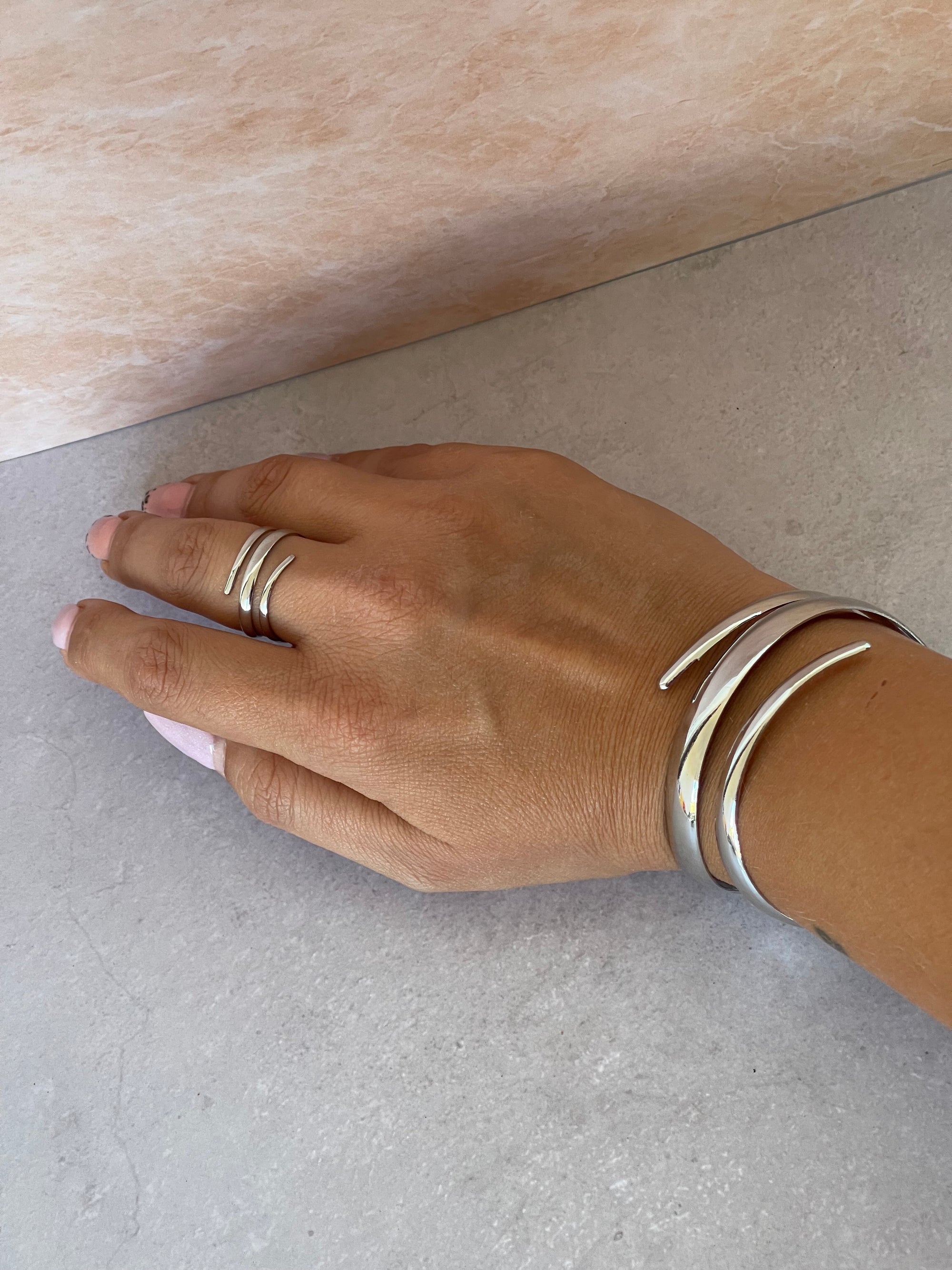 Set Bracciale e Anello Lumen Design Aperto – Placcatura Oro e Argento, Eleganza Minimal