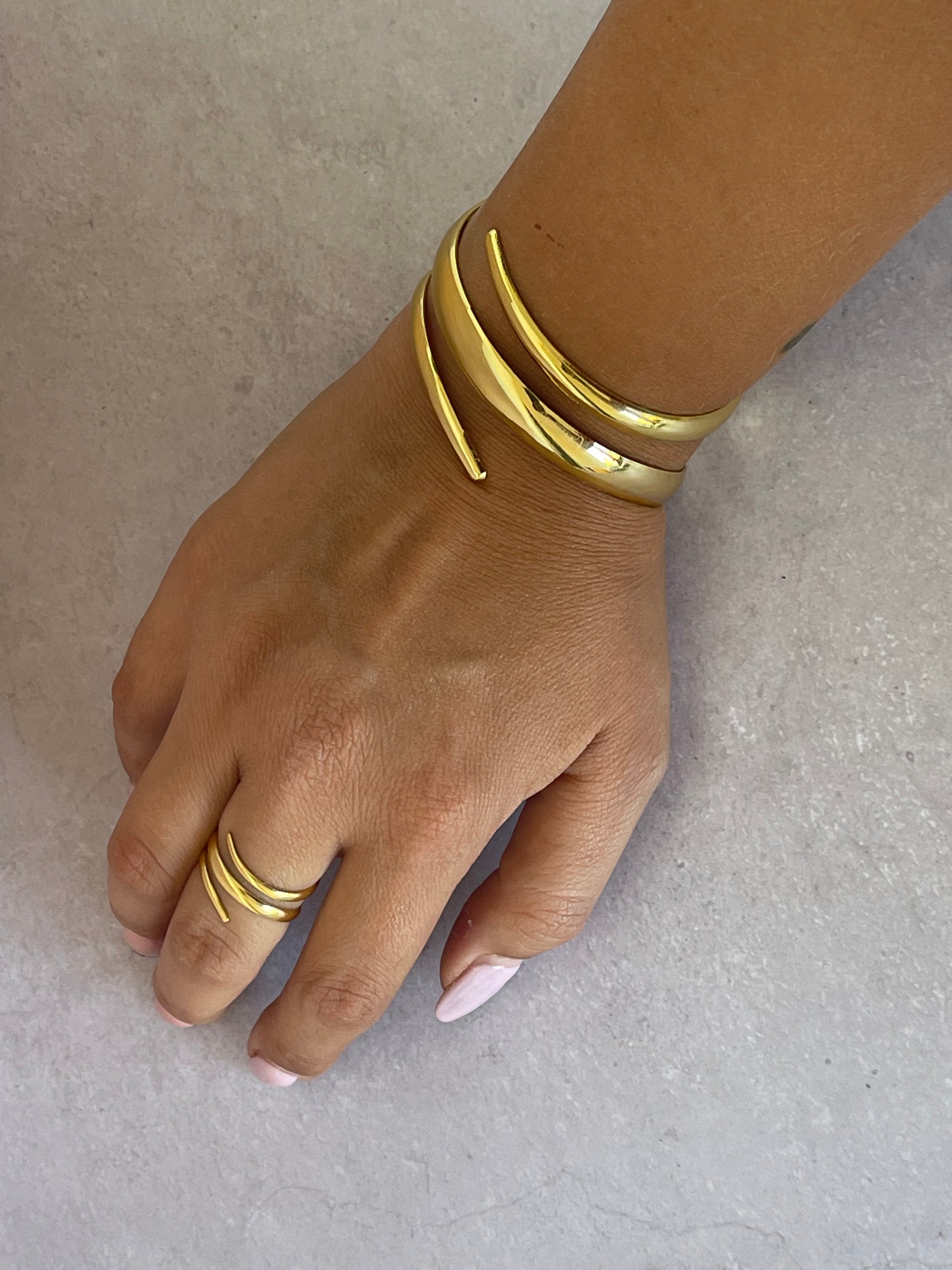 Set Bracciale e Anello Lumen Design Aperto – Placcatura Oro e Argento, Eleganza Minimal