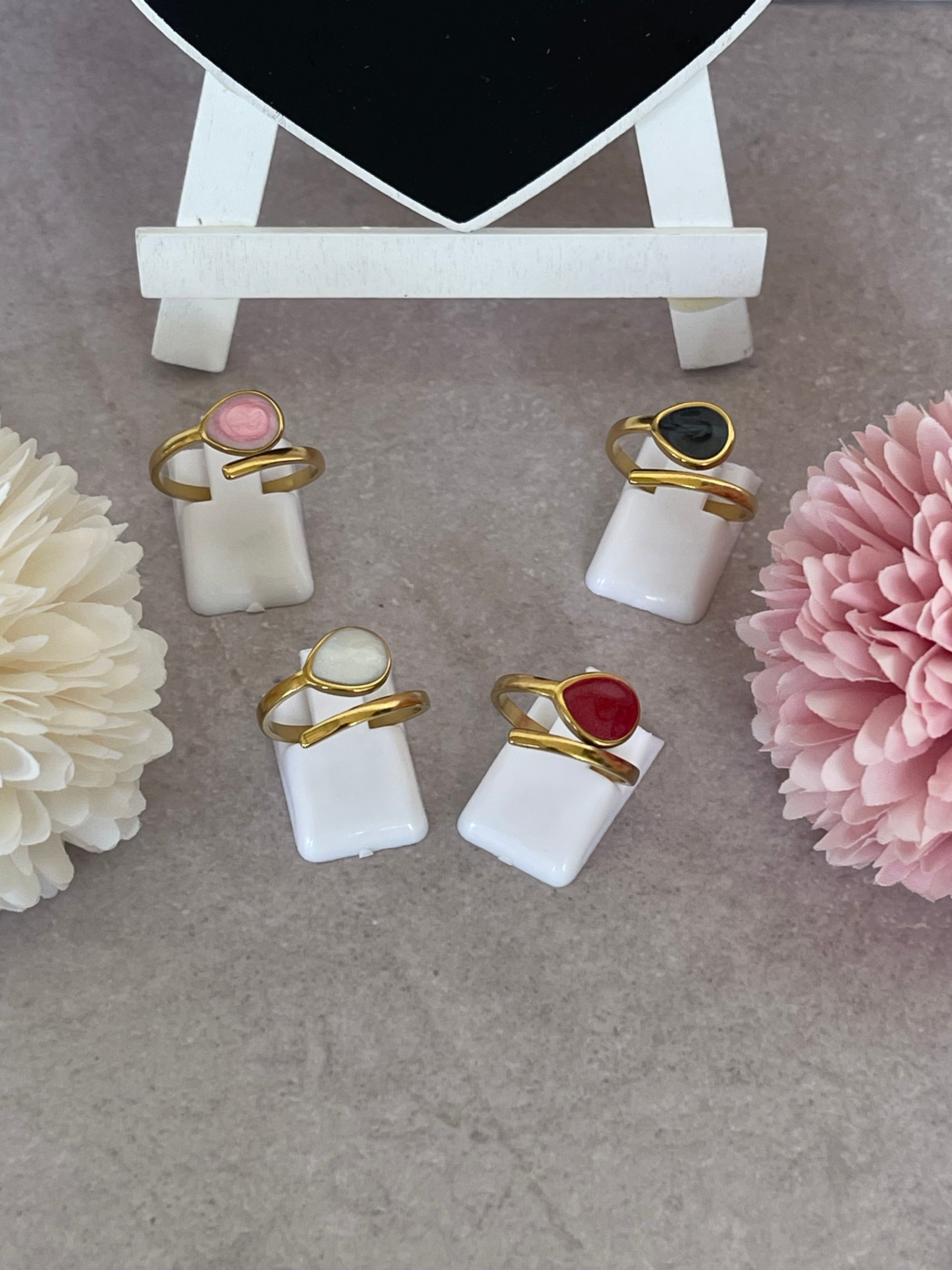 Anelli Lunaria regolabili in acciaio dorato con effetto pietre colorate – Eleganza e stile personalizzabile