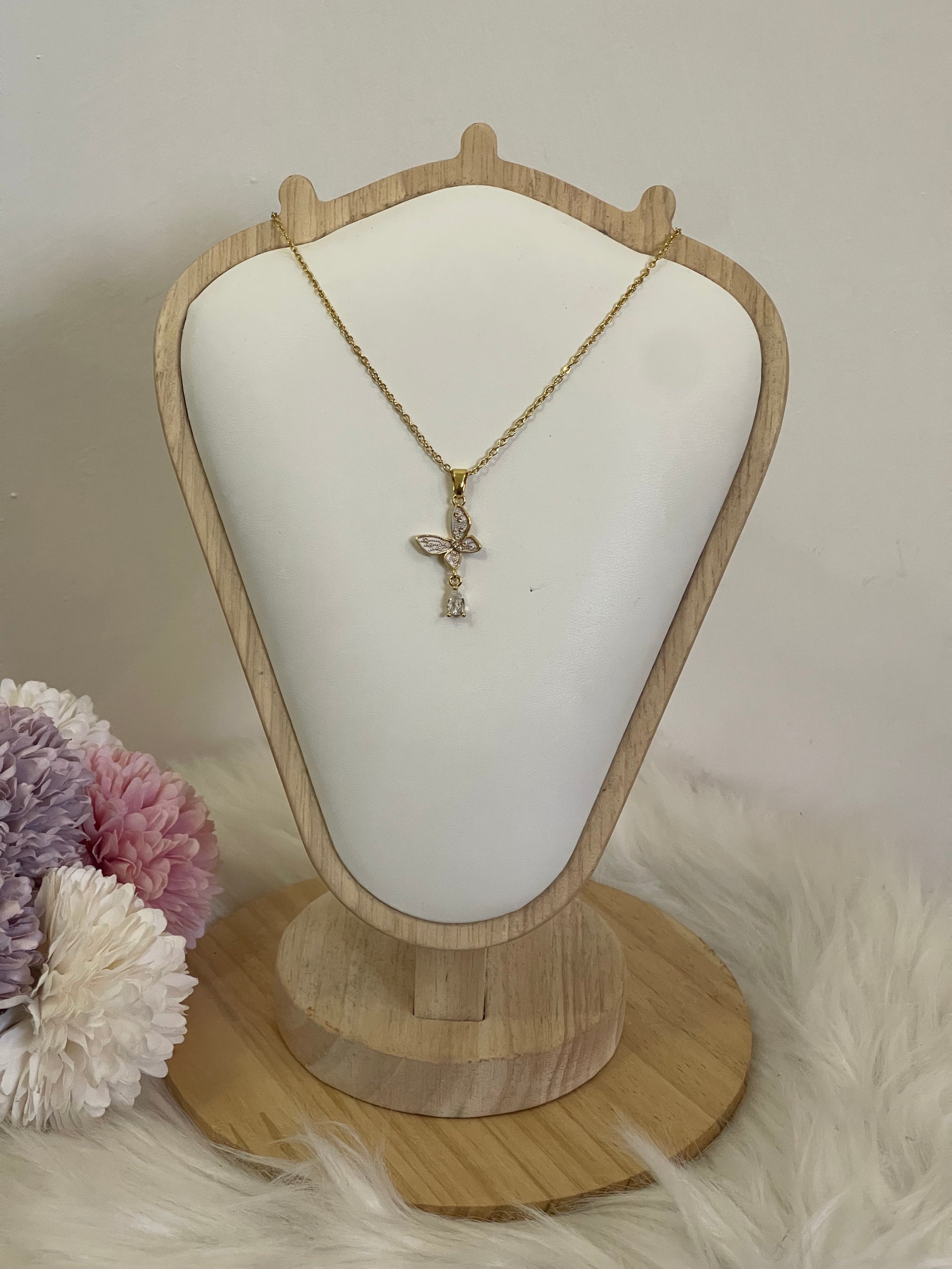 Collana Metamorfosi in Acciaio Dorato con Farfalla e Punto Luce