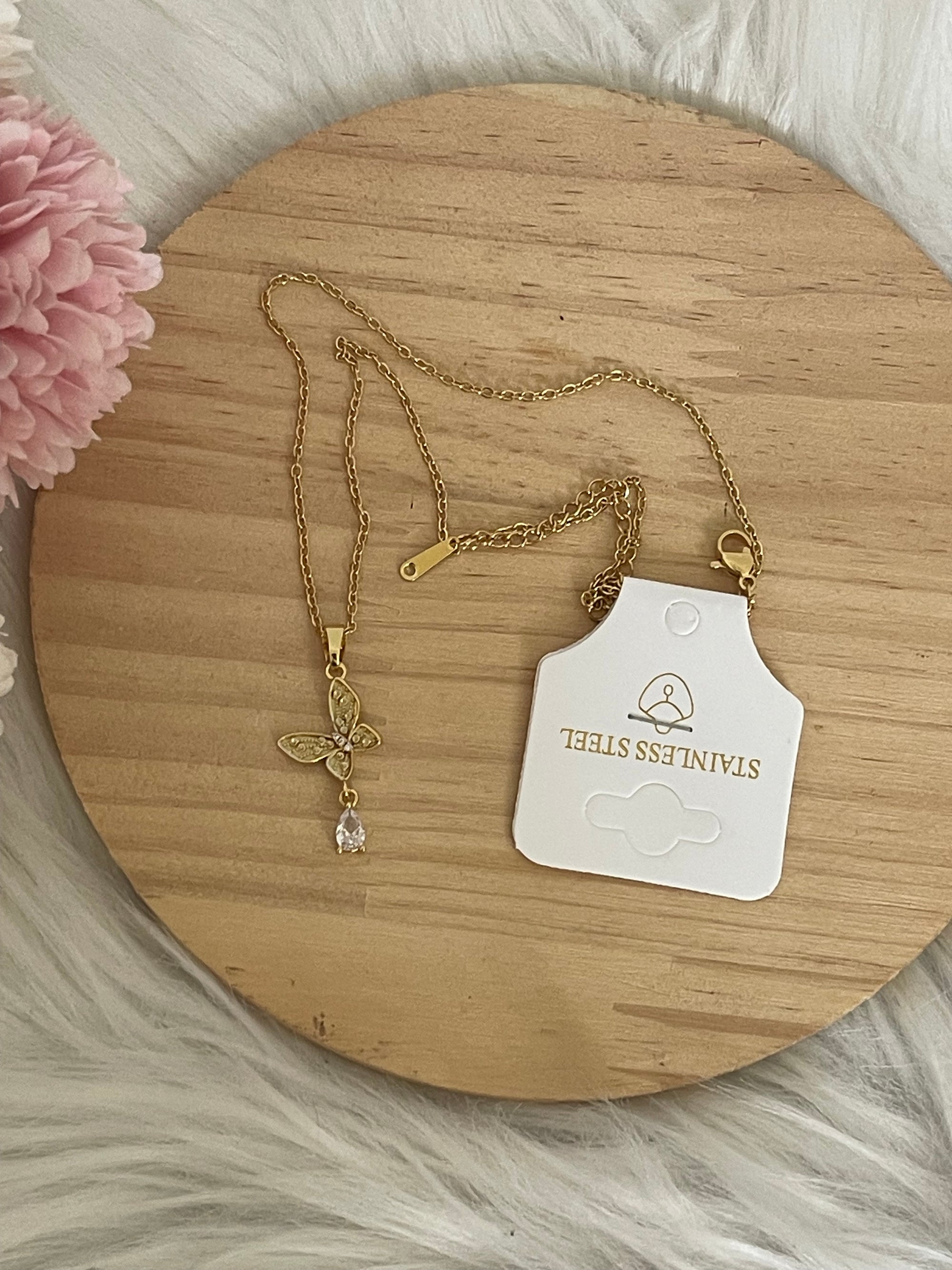 Collana Metamorfosi in Acciaio Dorato con Farfalla e Punto Luce