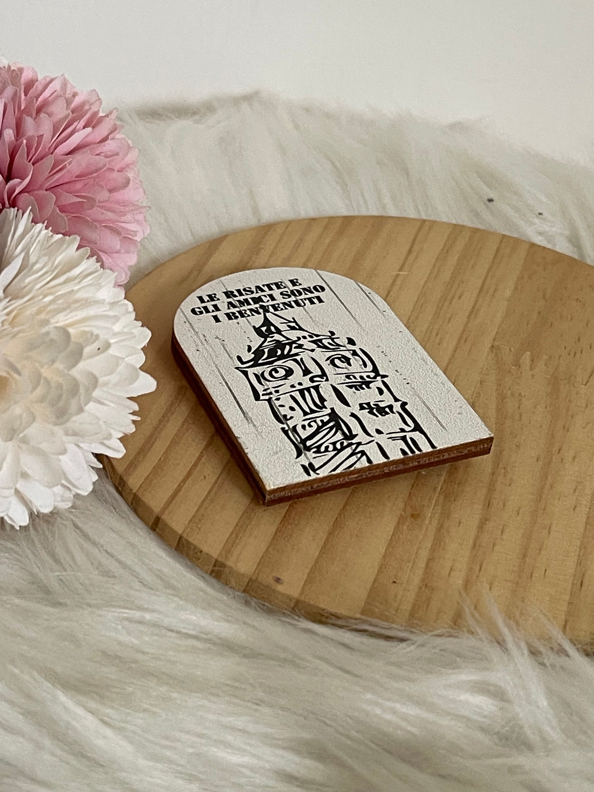 Calamita da Frigo in Legno con Frase "Amici e Risate" – Design Vintage Shabby Chic