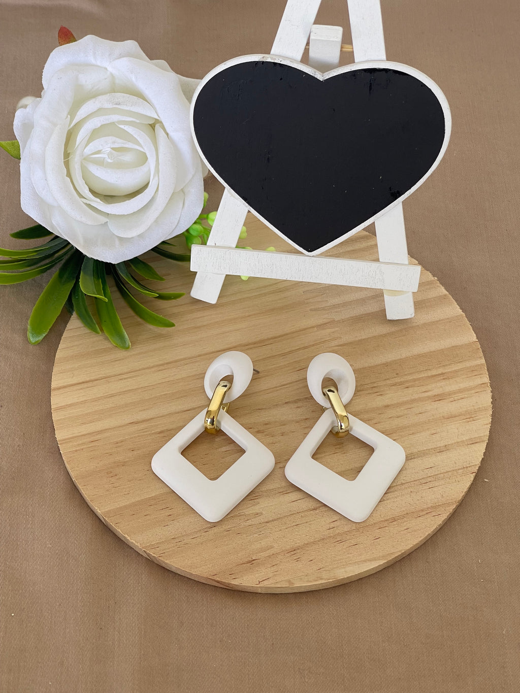 Orecchini Vetra Geometrici Bianchi con Dettaglio Dorato – Eleganza Moderna per Ogni Occasione