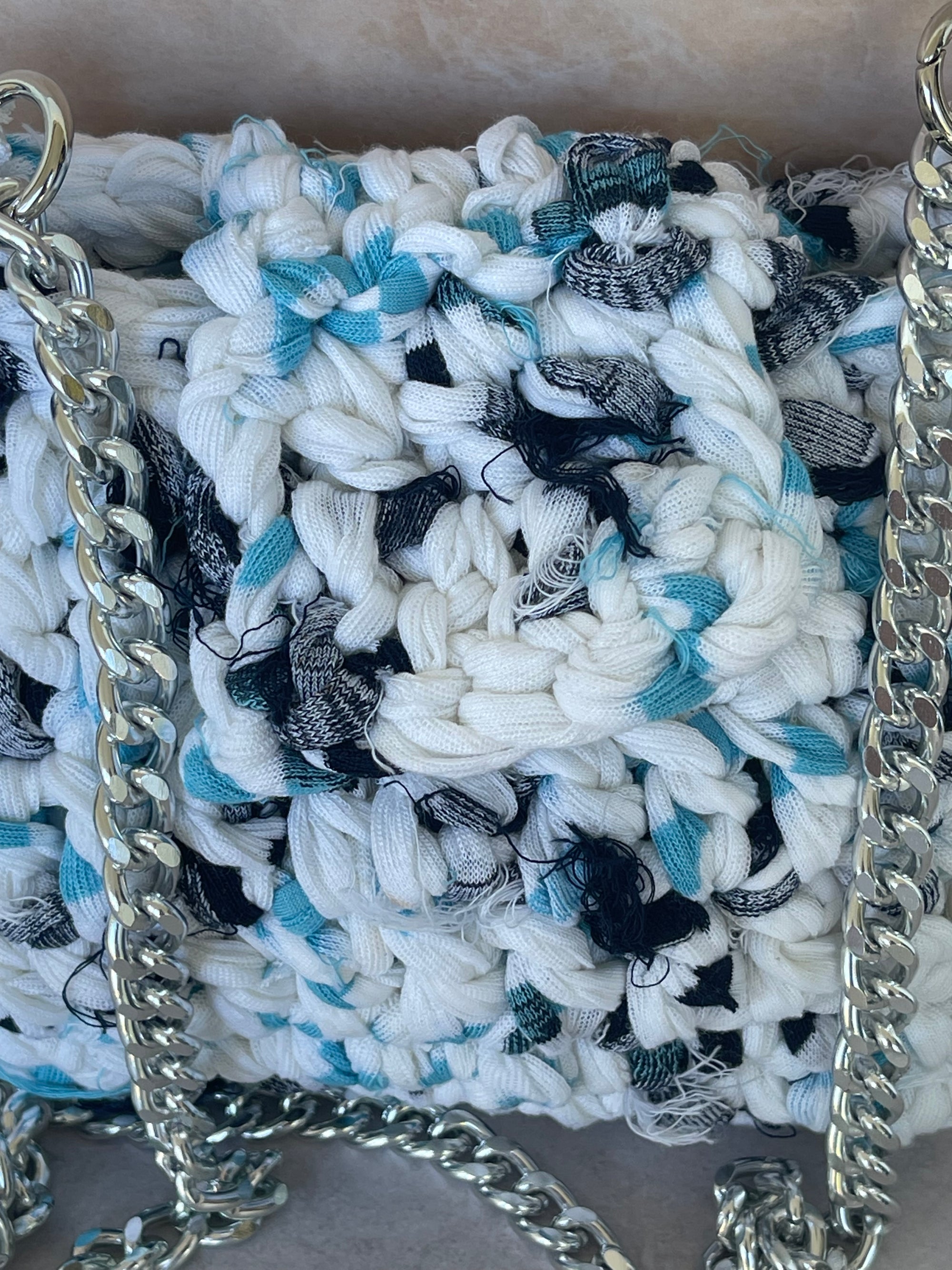 Borsa Onda Bianca Artigianale Unica in Fettuccia – Realizzata a Mano con Tracolla in Catena