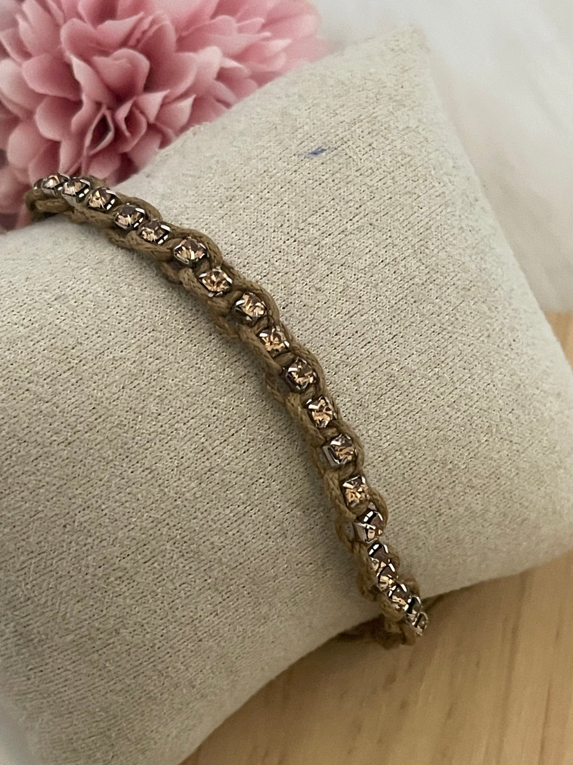Bracciale Regolabile Marina con Cordino Marrone, Cristalli Chiari e Oro – Gioielli Artigianali Mare