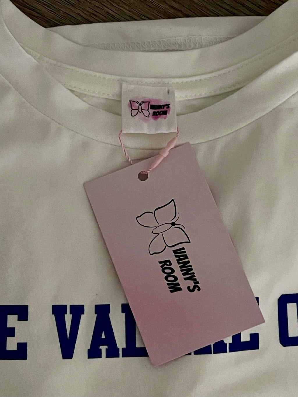 Cropped T-Shirt “IPSE VALERE OPTO” – Stile Minimal & Significato Latino Motivazionale