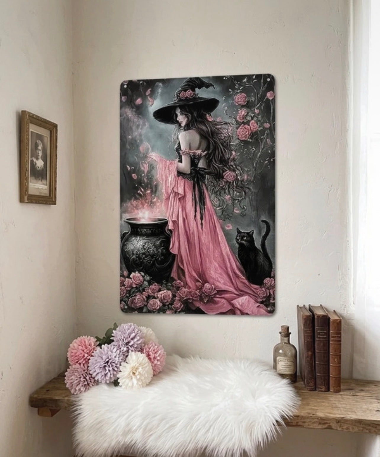 Targa in Metallo Vintage Strega con Rose e Gatto Nero - Decorazione Parete Gotica e Fantasy (20x30cm)