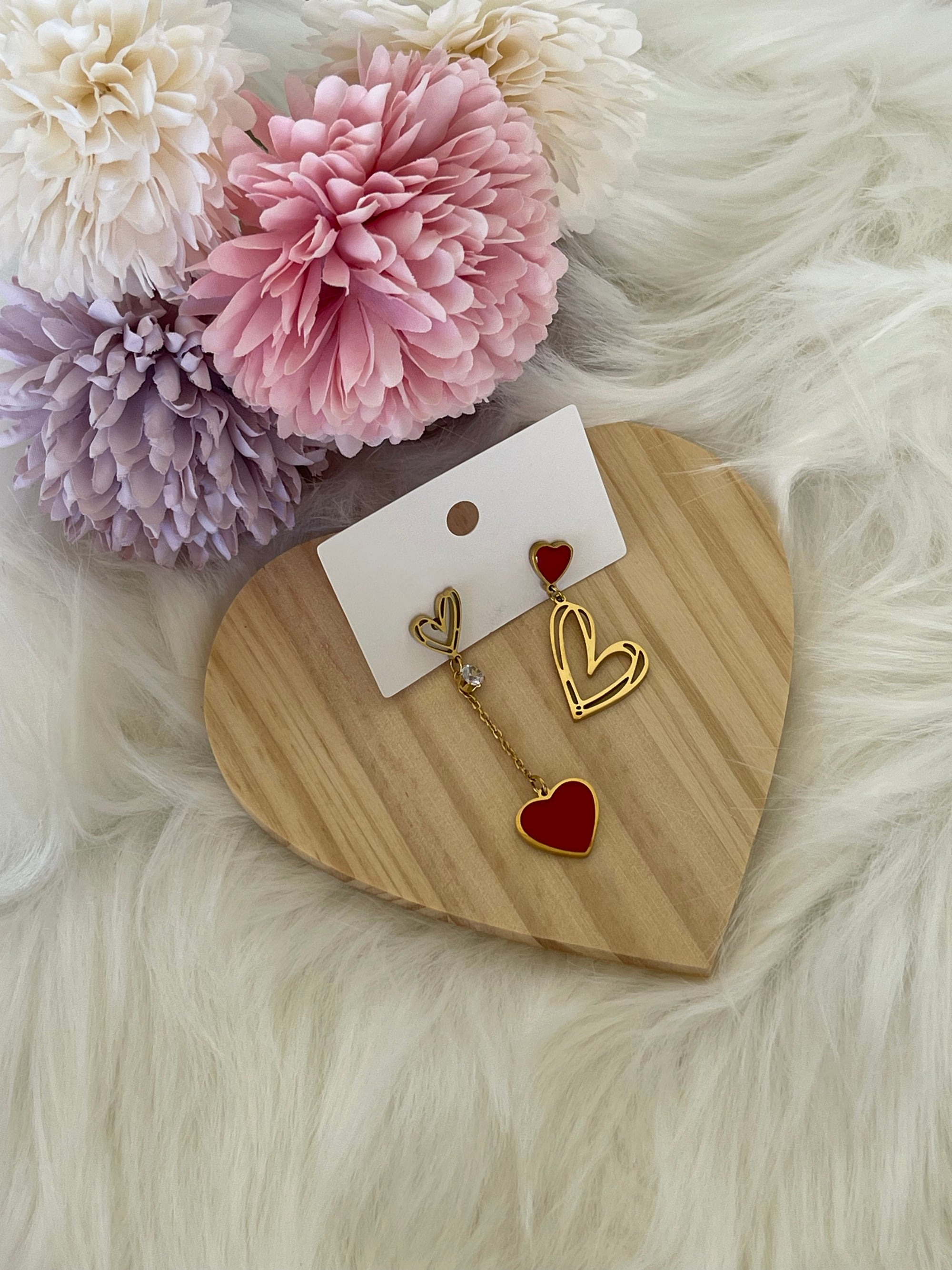 Orecchini Chloé Cuore Asimmetrici in Acciaio Inossidabile – Oro e Rosso Smaltato, Design Moderno e Leggero