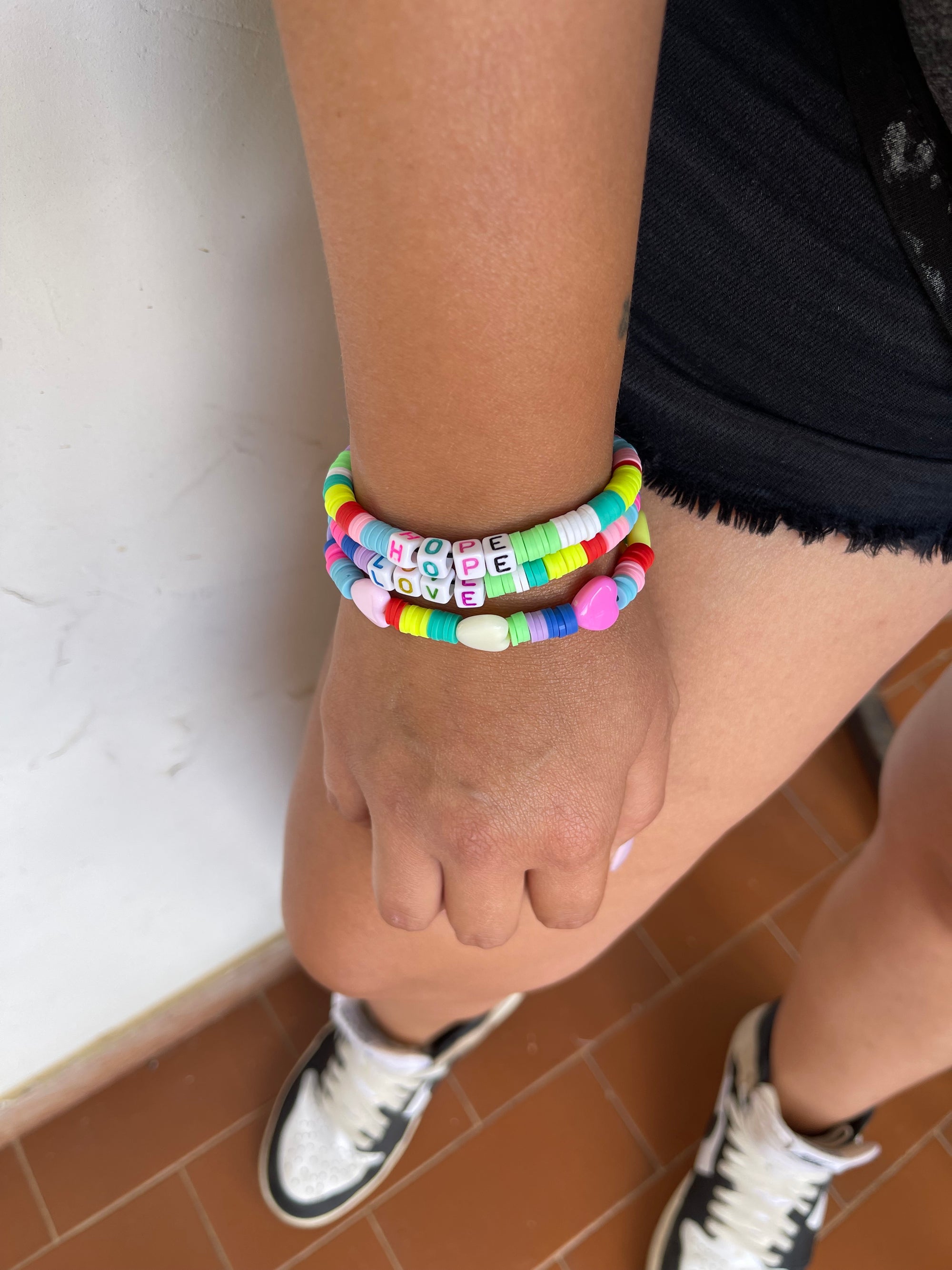 Bracciali Elastici “Hope” & “Love” – Colorati e Ispirazionali