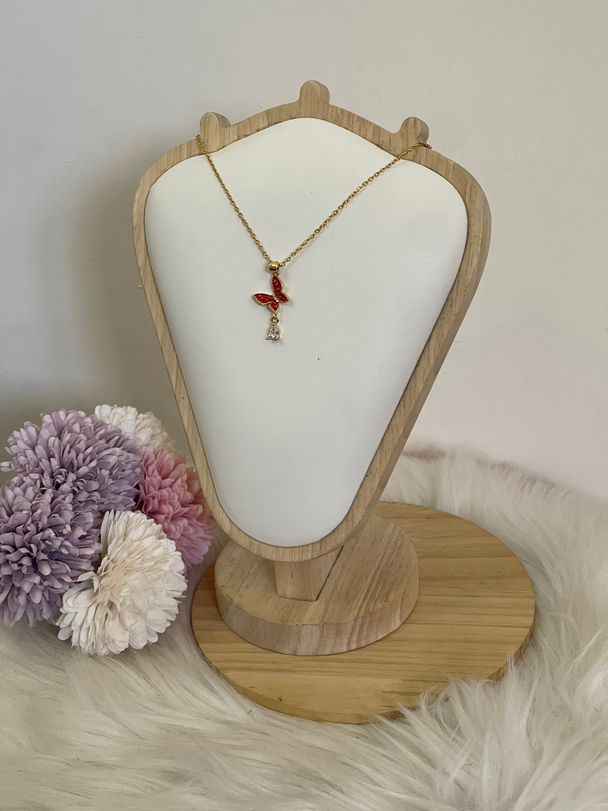 Collana Metamorfosi in Acciaio Dorato con Farfalla e Punto Luce
