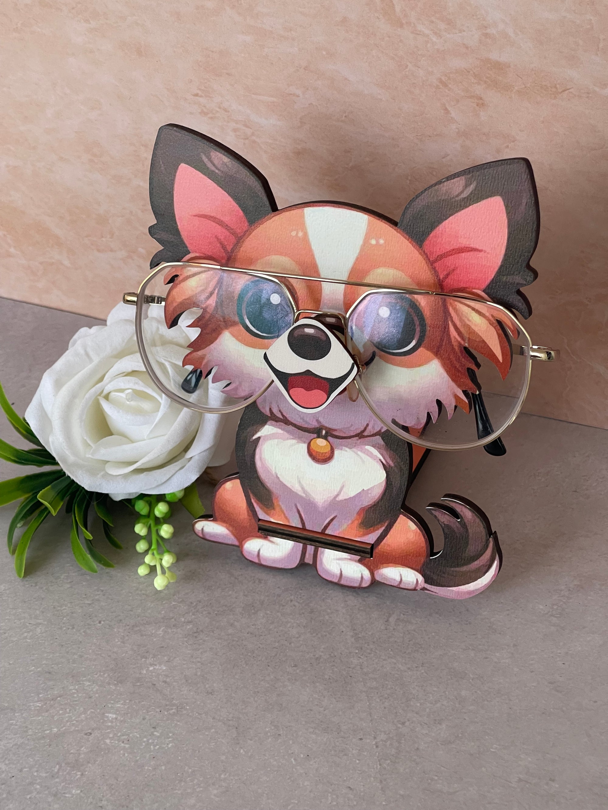 Porta Occhiali da Scrivania in Legno Chihuahua - Il Tuo Amico Peloso e Funzionale!