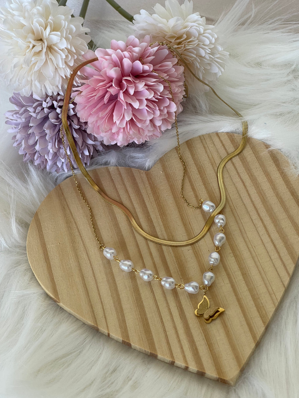 Collana Lyra in Acciaio Dorato con Perle Barocche e Ciondolo Farfalla