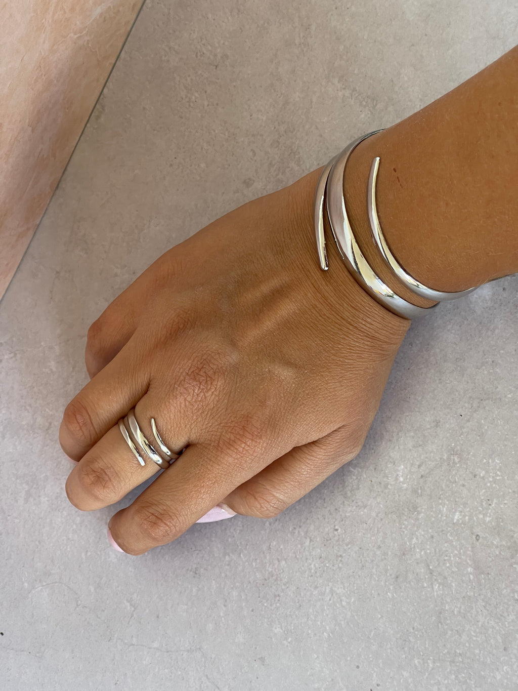 Set Bracciale e Anello Lumen Design Aperto – Placcatura Oro e Argento, Eleganza Minimal