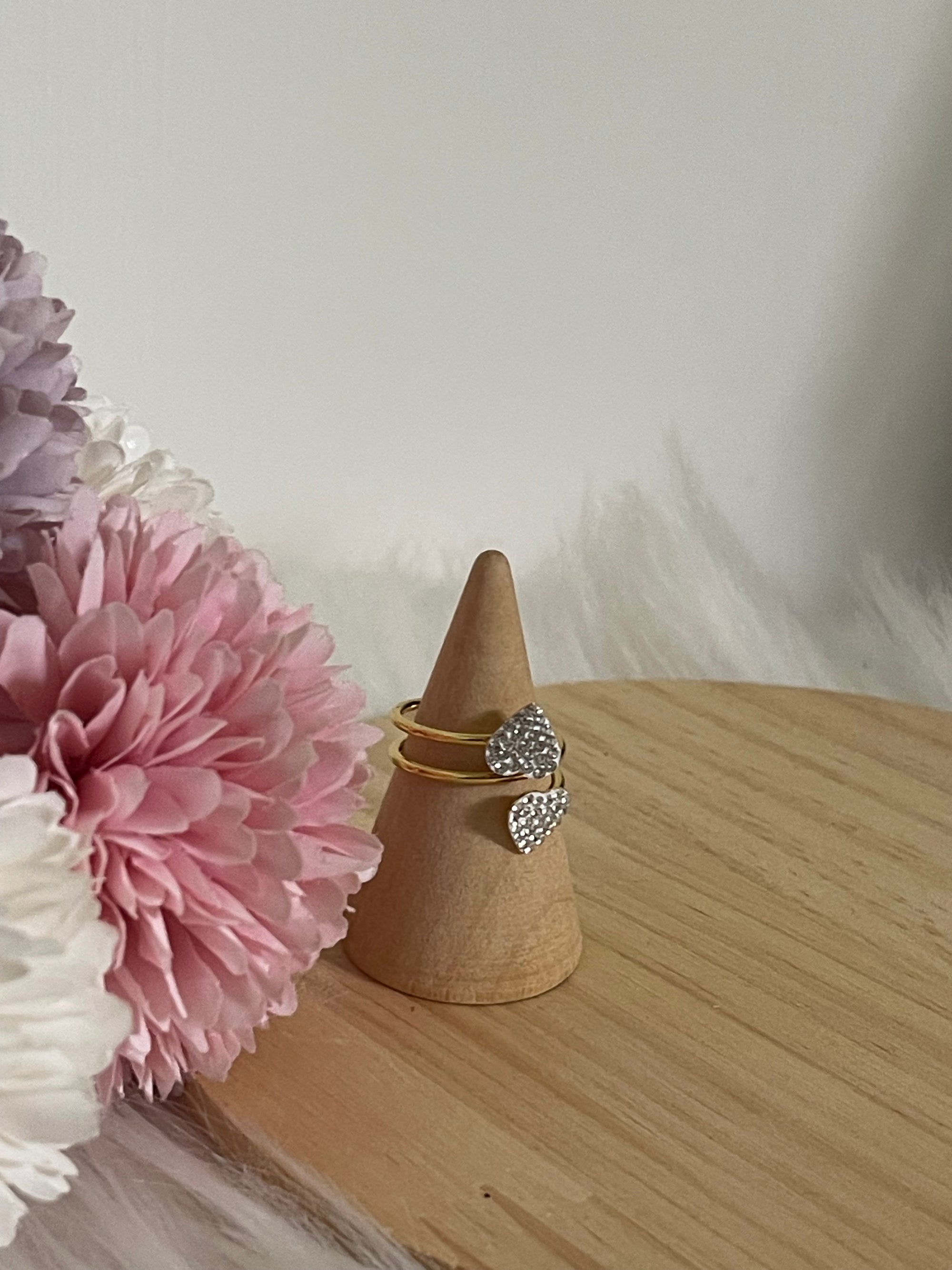 Anello Amabel a Fascia Aperta in Acciaio Inossidabile con Doppio Cuore di Cristalli – Regolabile