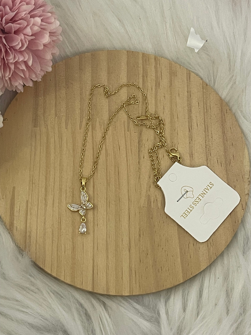 Collana Metamorfosi in Acciaio Dorato con Farfalla e Punto Luce