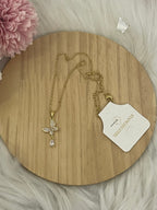 Collana Metamorfosi in Acciaio Dorato con Farfalla e Punto Luce