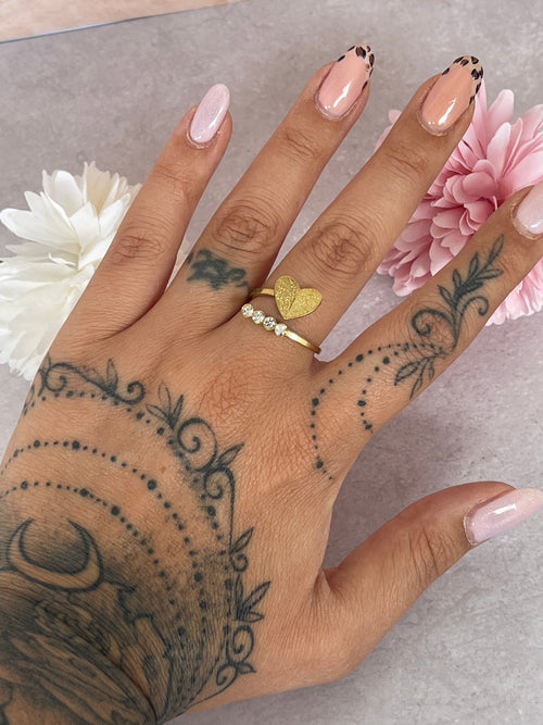 Anello Aurélie in Acciaio Inossidabile Oro con Cuore Glitter e Zirconi – Eleganza e Carisma in un Solo Gioiello