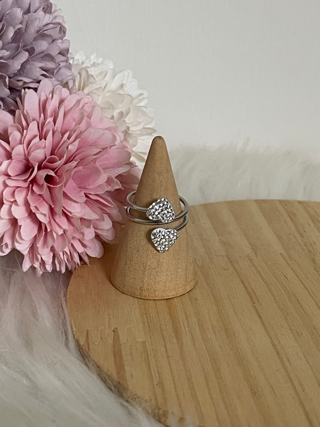 Anello Amabel a Fascia Aperta in Acciaio Inossidabile con Doppio Cuore di Cristalli – Regolabile
