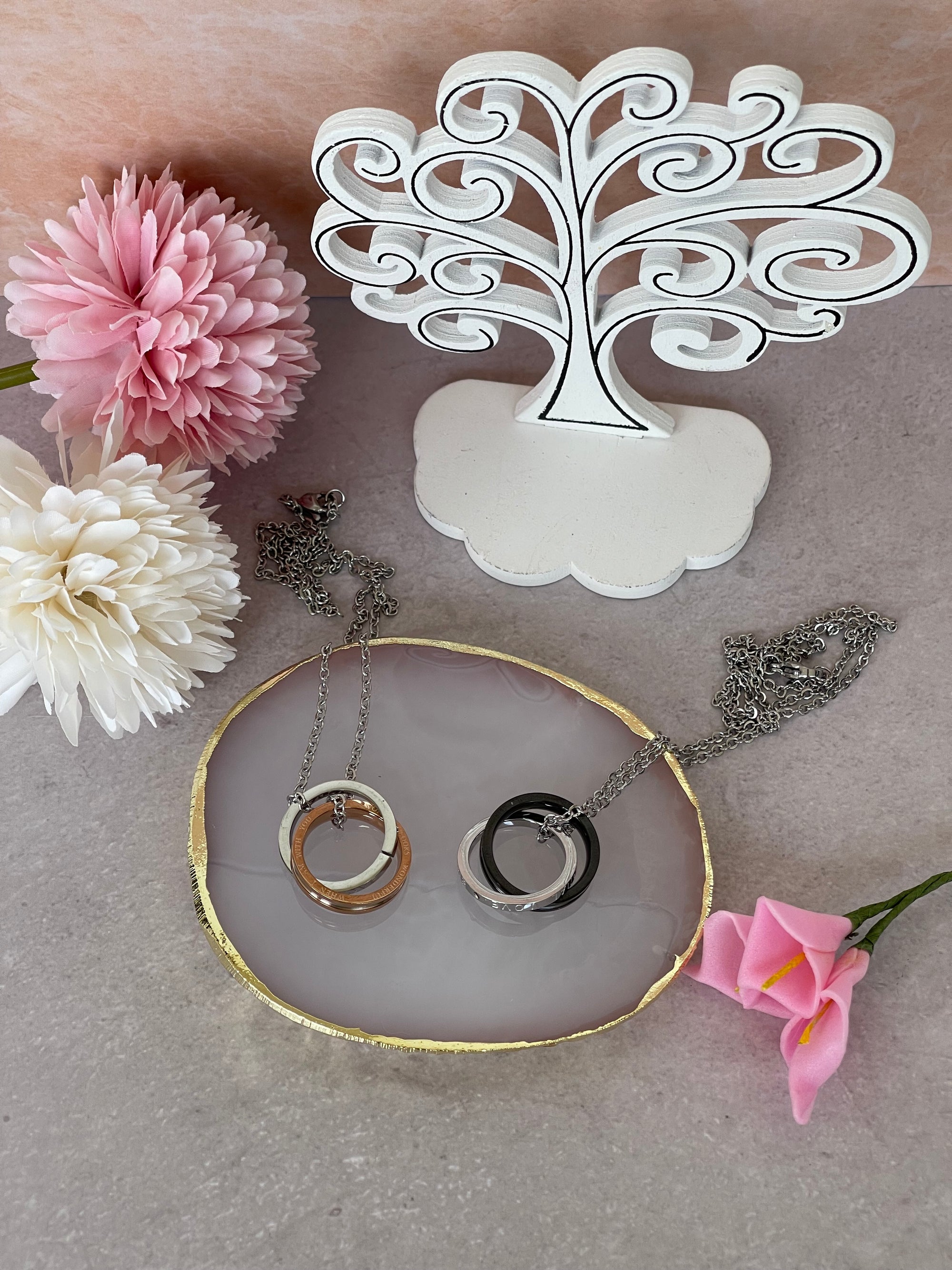 Collana Armonia Doppio Anello Intrecciato in Acciaio Inossidabile – Argento/Oro Rosa o Argento/Nero