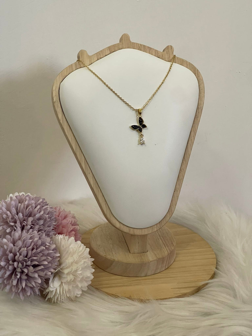 Collana Metamorfosi in Acciaio Dorato con Farfalla e Punto Luce