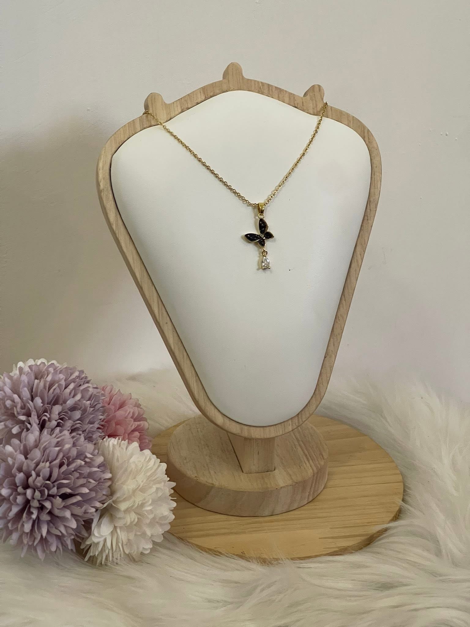 Collana Metamorfosi in Acciaio Dorato con Farfalla e Punto Luce
