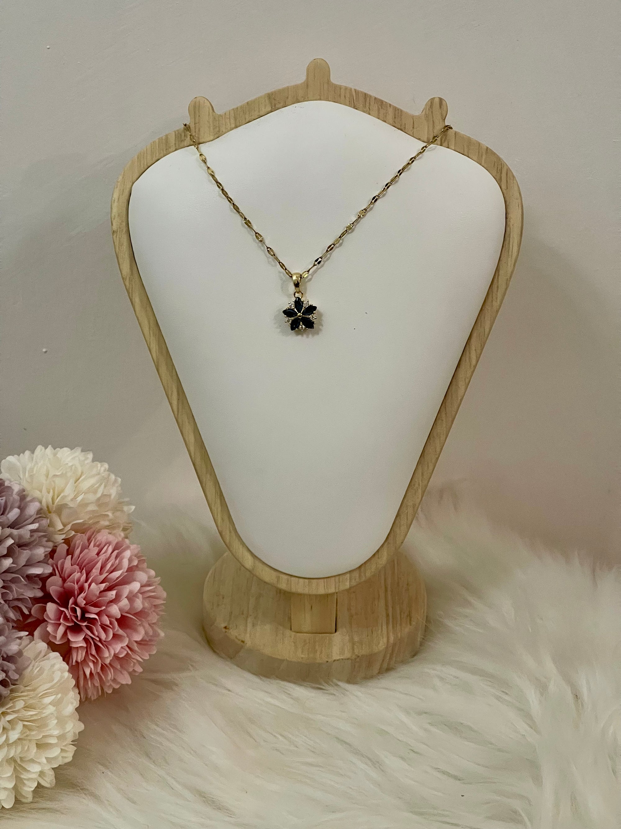 Collana Ninfea Donna in Acciaio Inossidabile Oro con Pendente Floreale – Gioiello Raffinato Anallergico