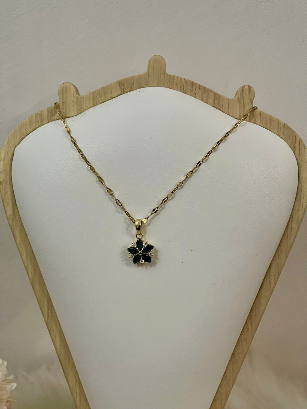 Collana Ninfea Donna in Acciaio Inossidabile Oro con Pendente Floreale – Gioiello Raffinato Anallergico