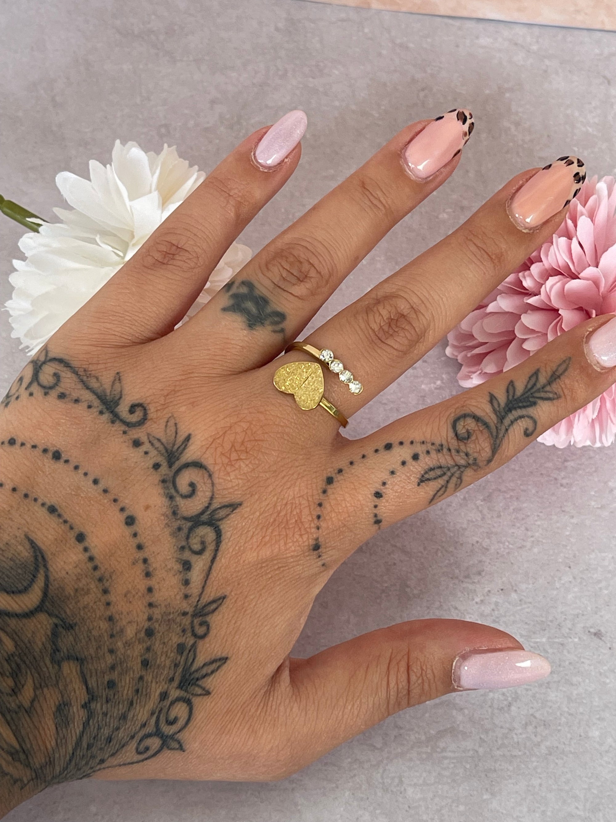 Anello Aurélie in Acciaio Inossidabile Oro con Cuore Glitter e Zirconi – Eleganza e Carisma in un Solo Gioiello