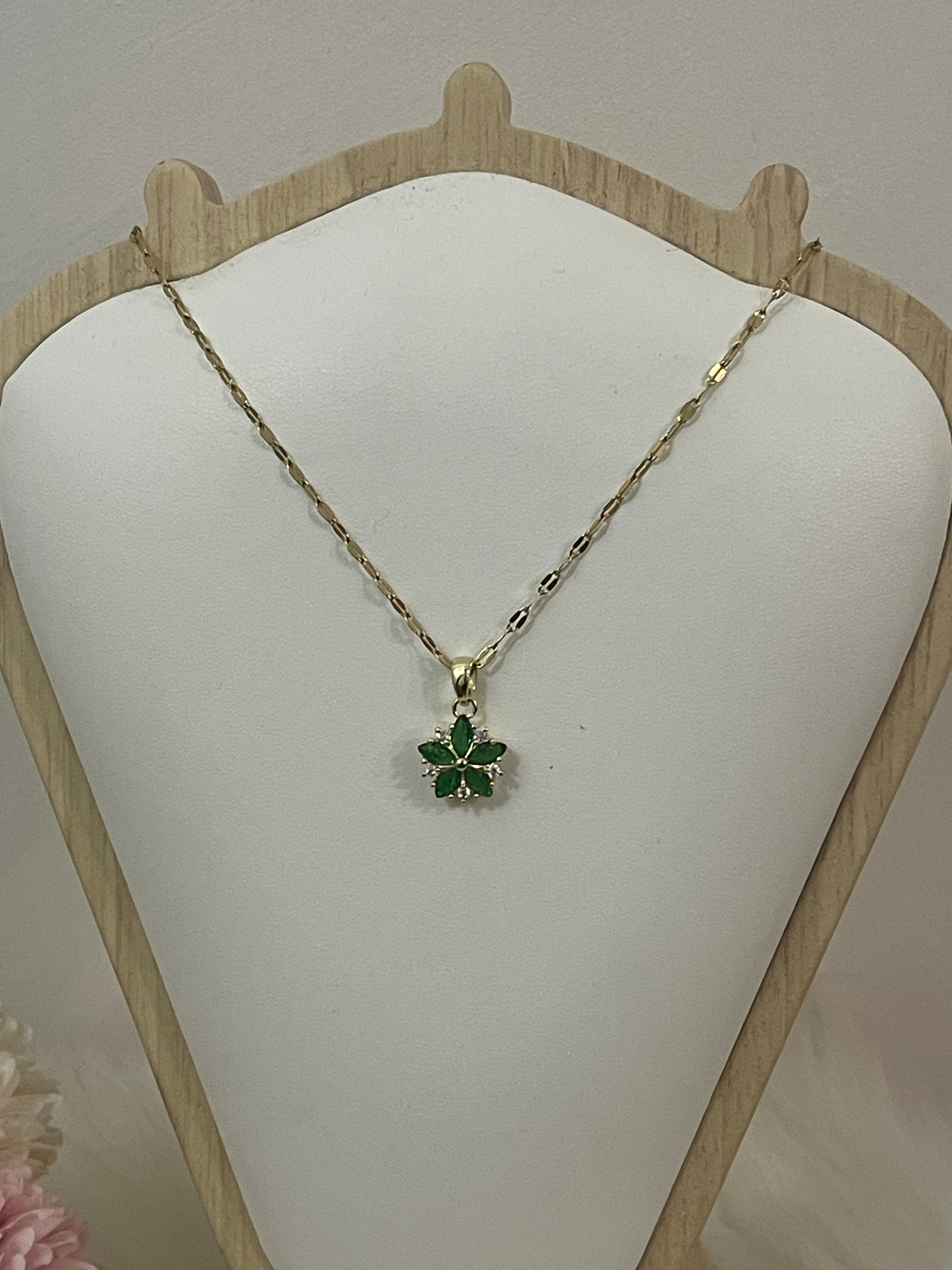 Collana Ninfea Donna in Acciaio Inossidabile Oro con Pendente Floreale – Gioiello Raffinato Anallergico