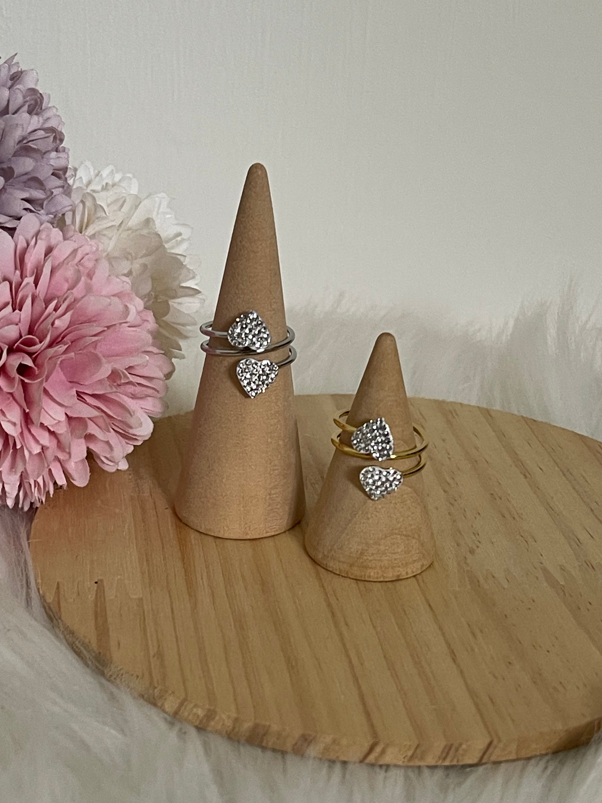 Anello Amabel a Fascia Aperta in Acciaio Inossidabile con Doppio Cuore di Cristalli – Regolabile
