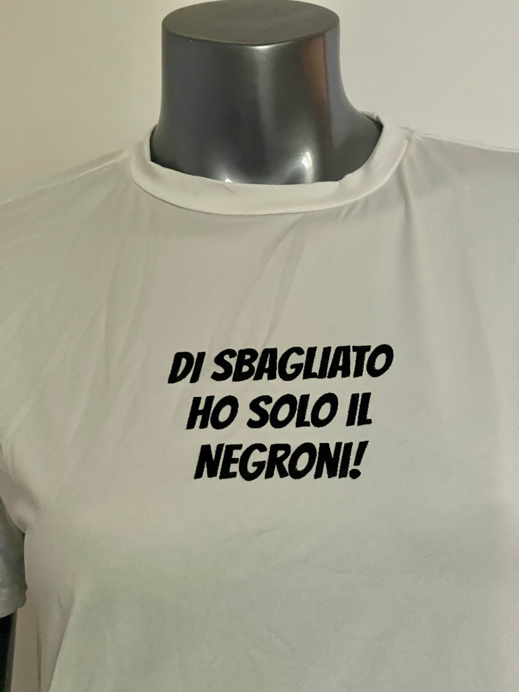 T-Shirt "Di Sbagliato Ho Solo Il Negroni!" – L'Ironia Chic del Cocktail Perfetto