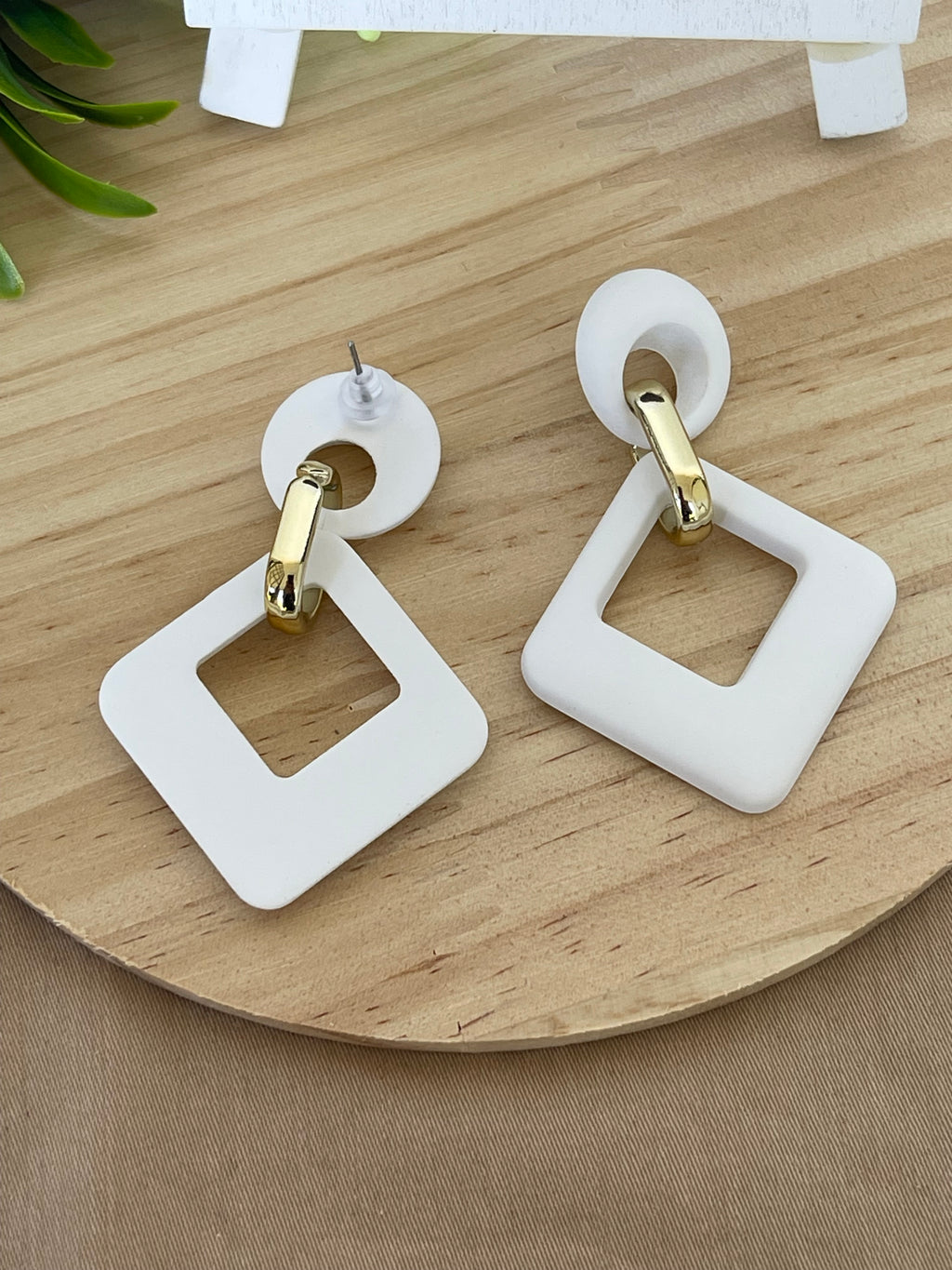Orecchini Vetra Geometrici Bianchi con Dettaglio Dorato – Eleganza Moderna per Ogni Occasione