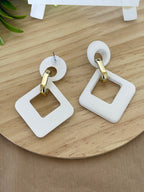 Orecchini Vetra Geometrici Bianchi con Dettaglio Dorato – Eleganza Moderna per Ogni Occasione