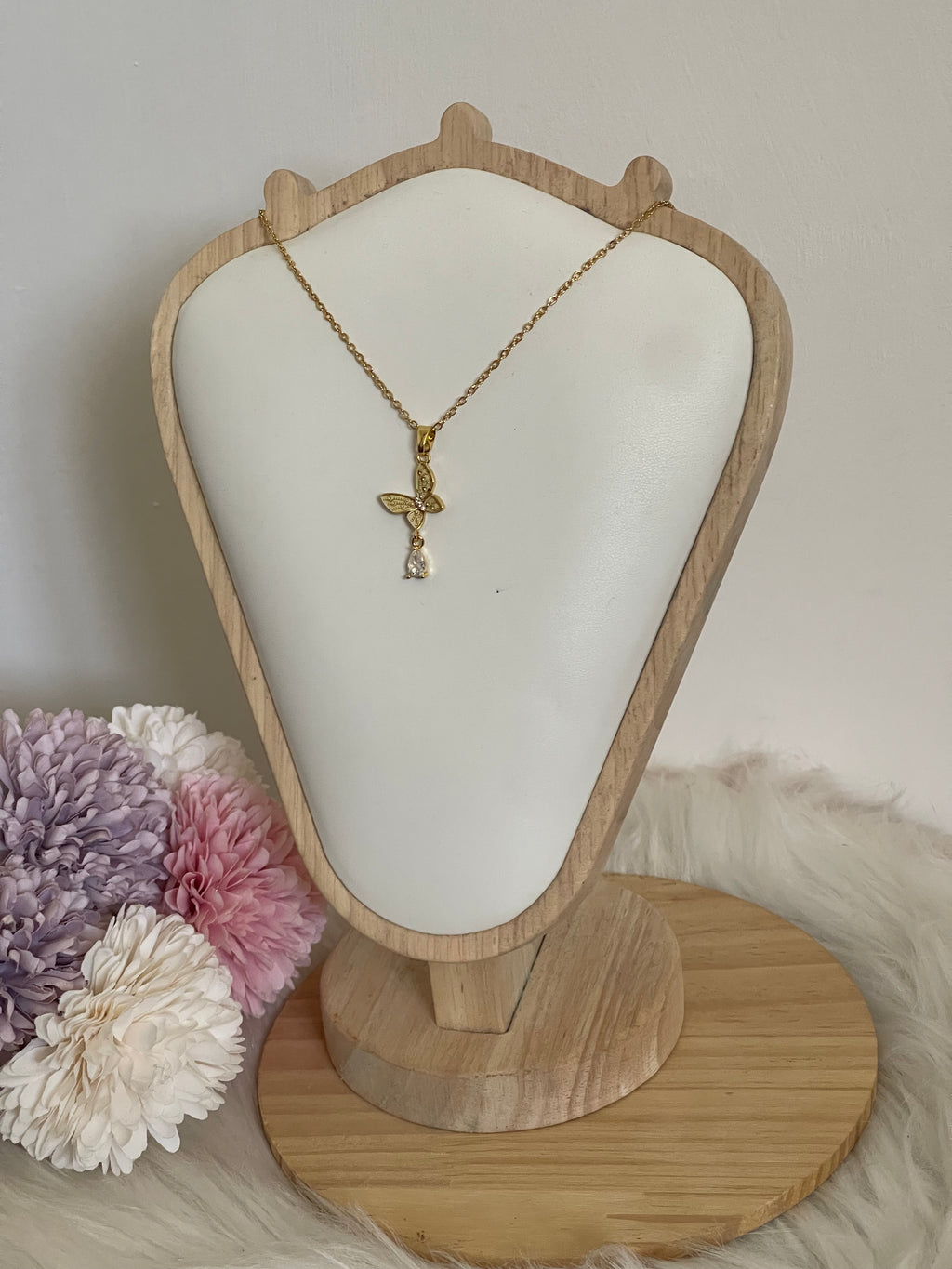 Collana Metamorfosi in Acciaio Dorato con Farfalla e Punto Luce