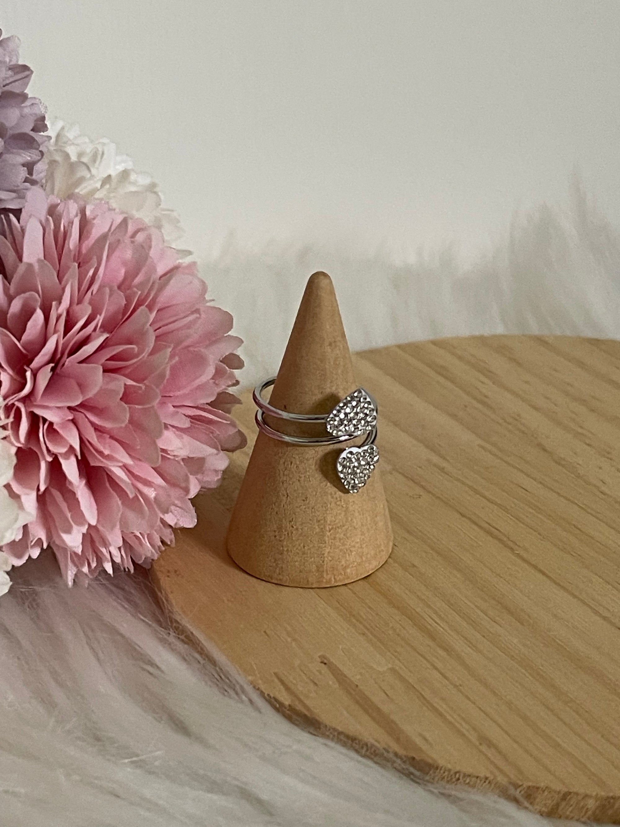 Anello Amabel a Fascia Aperta in Acciaio Inossidabile con Doppio Cuore di Cristalli – Regolabile