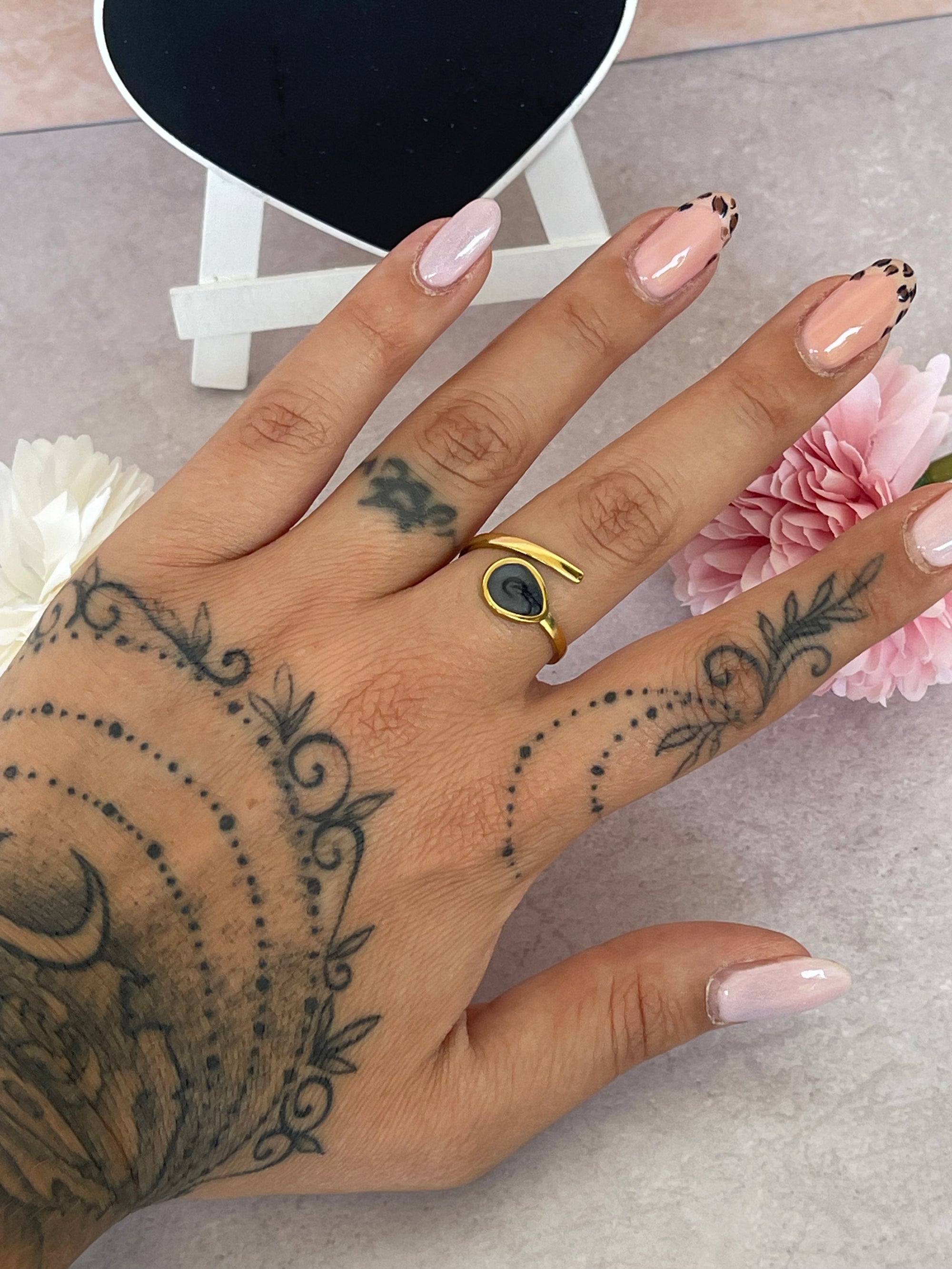 Anelli Lunaria regolabili in acciaio dorato con effetto pietre colorate – Eleganza e stile personalizzabile