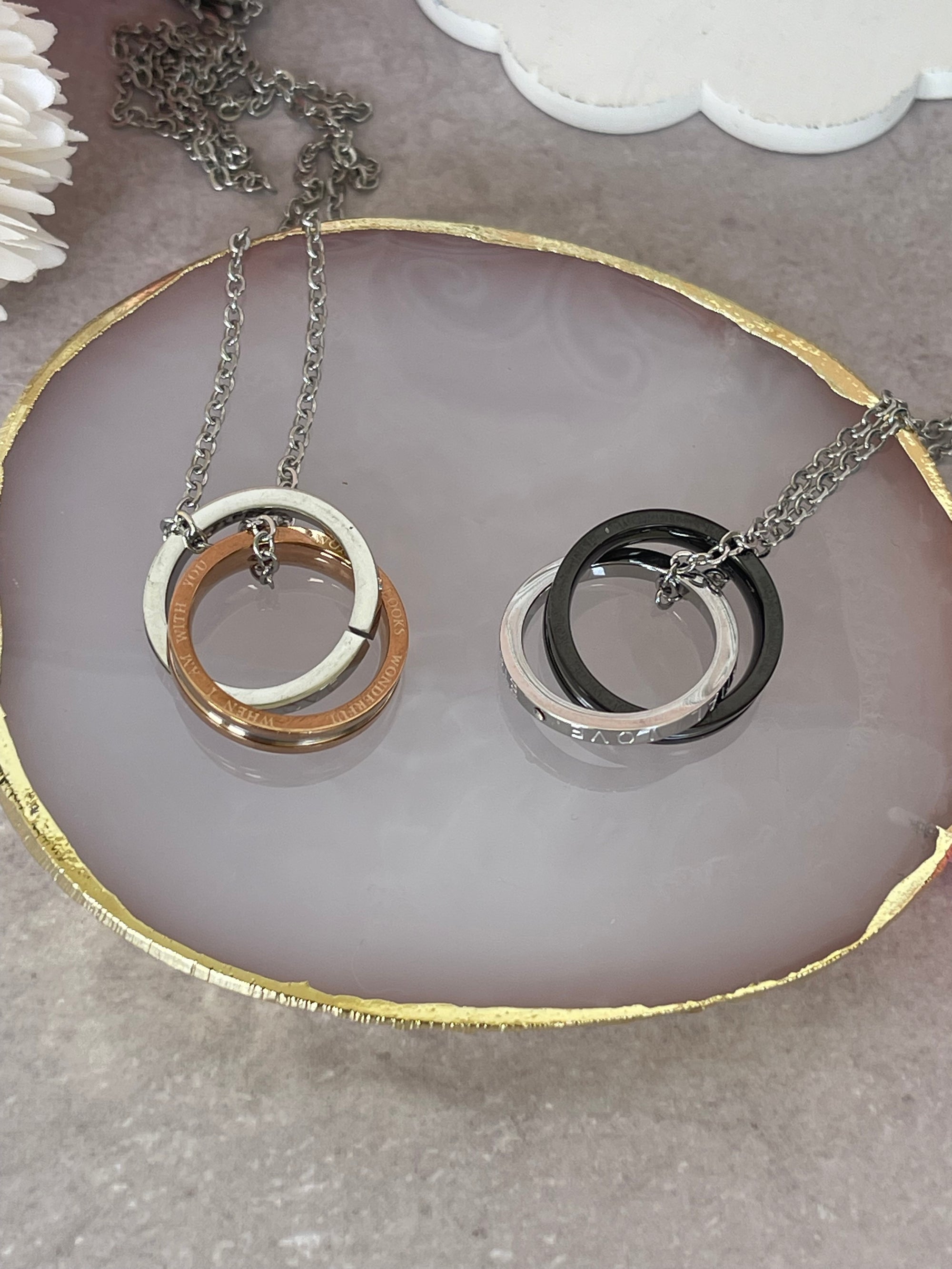 Collana Armonia Doppio Anello Intrecciato in Acciaio Inossidabile – Argento/Oro Rosa o Argento/Nero