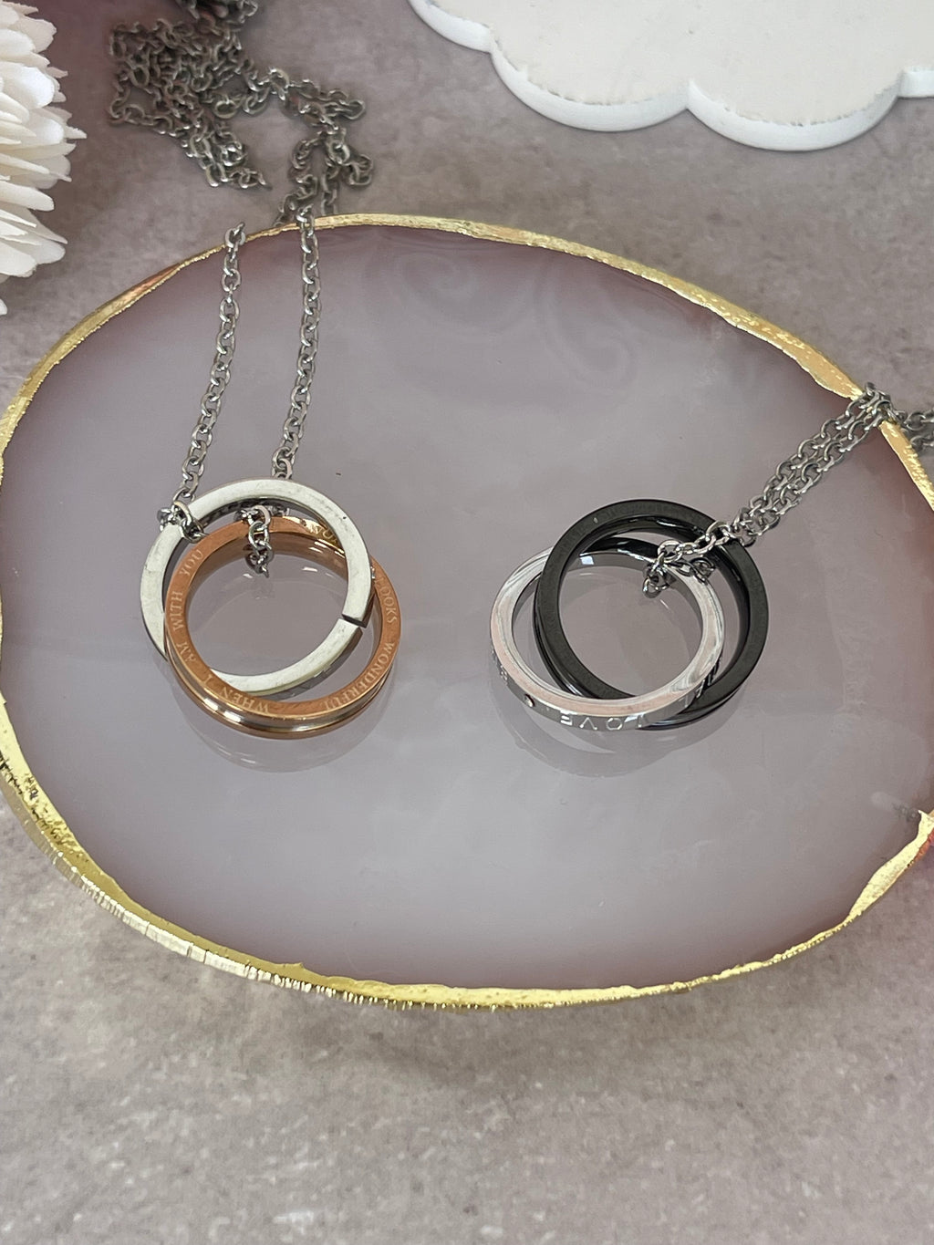 Collana Armonia Doppio Anello Intrecciato in Acciaio Inossidabile – Argento/Oro Rosa o Argento/Nero