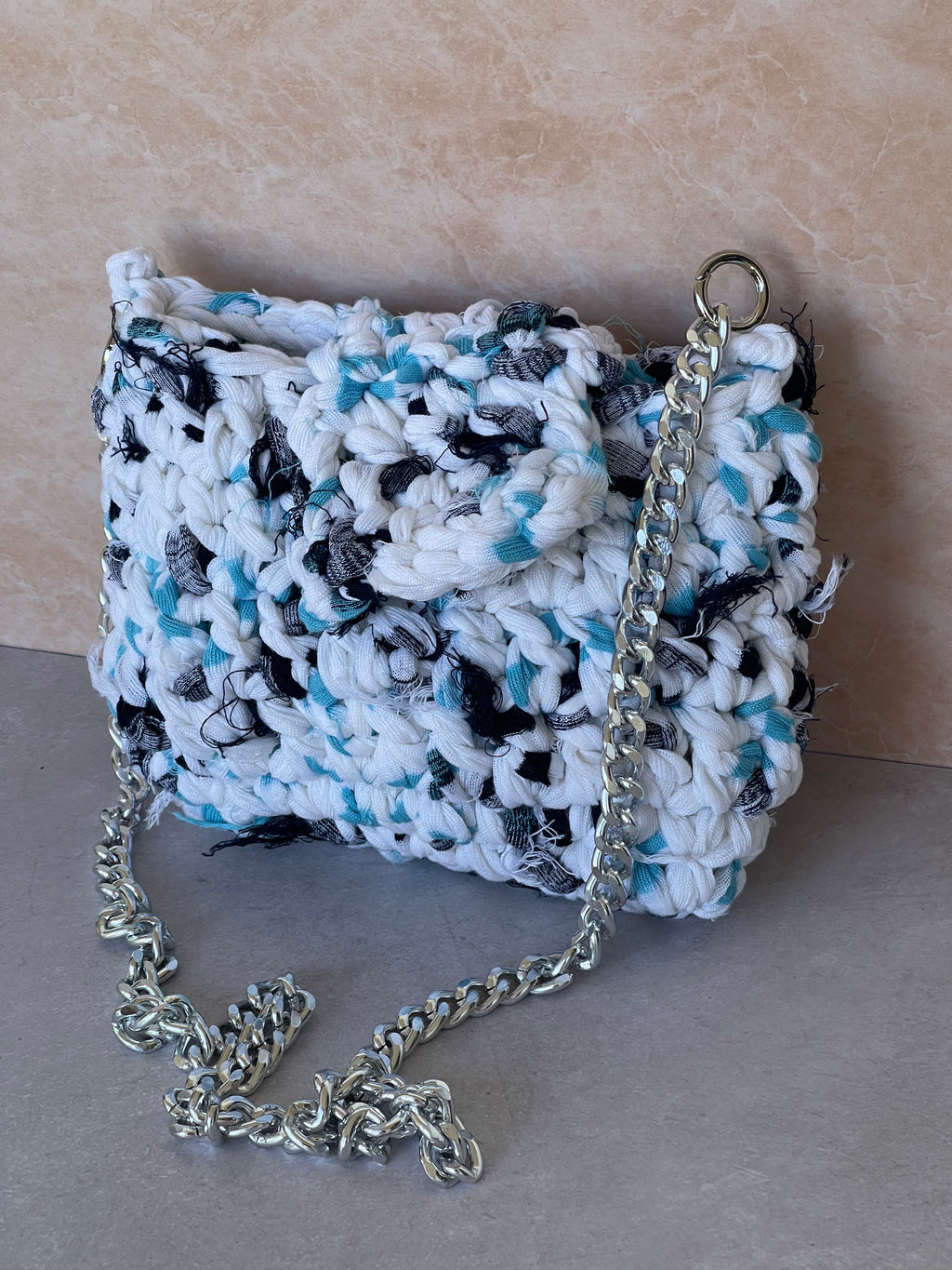 Borsa Onda Bianca Artigianale Unica in Fettuccia – Realizzata a Mano con Tracolla in Catena