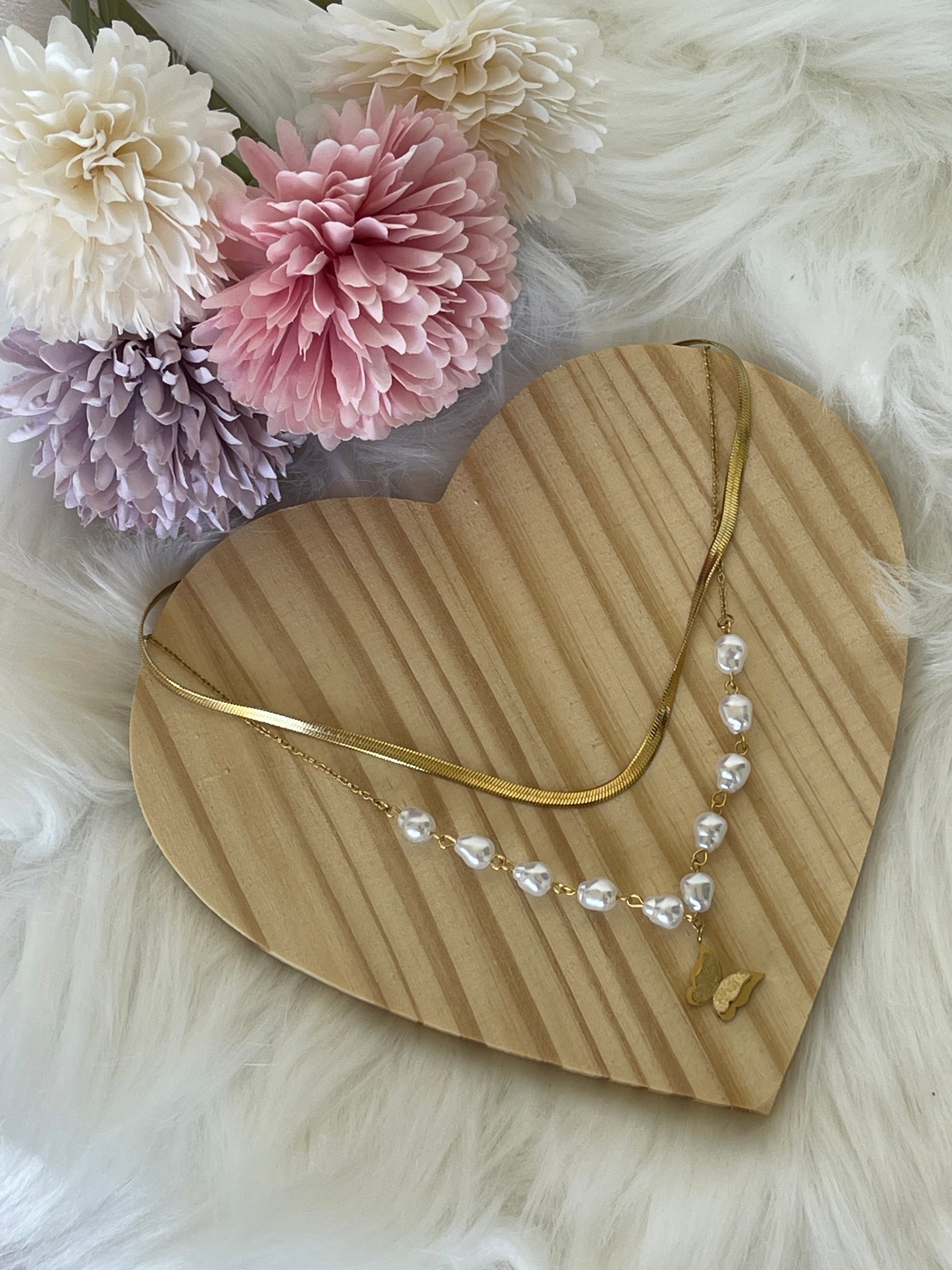 Collana Lyra in Acciaio Dorato con Perle Barocche e Ciondolo Farfalla