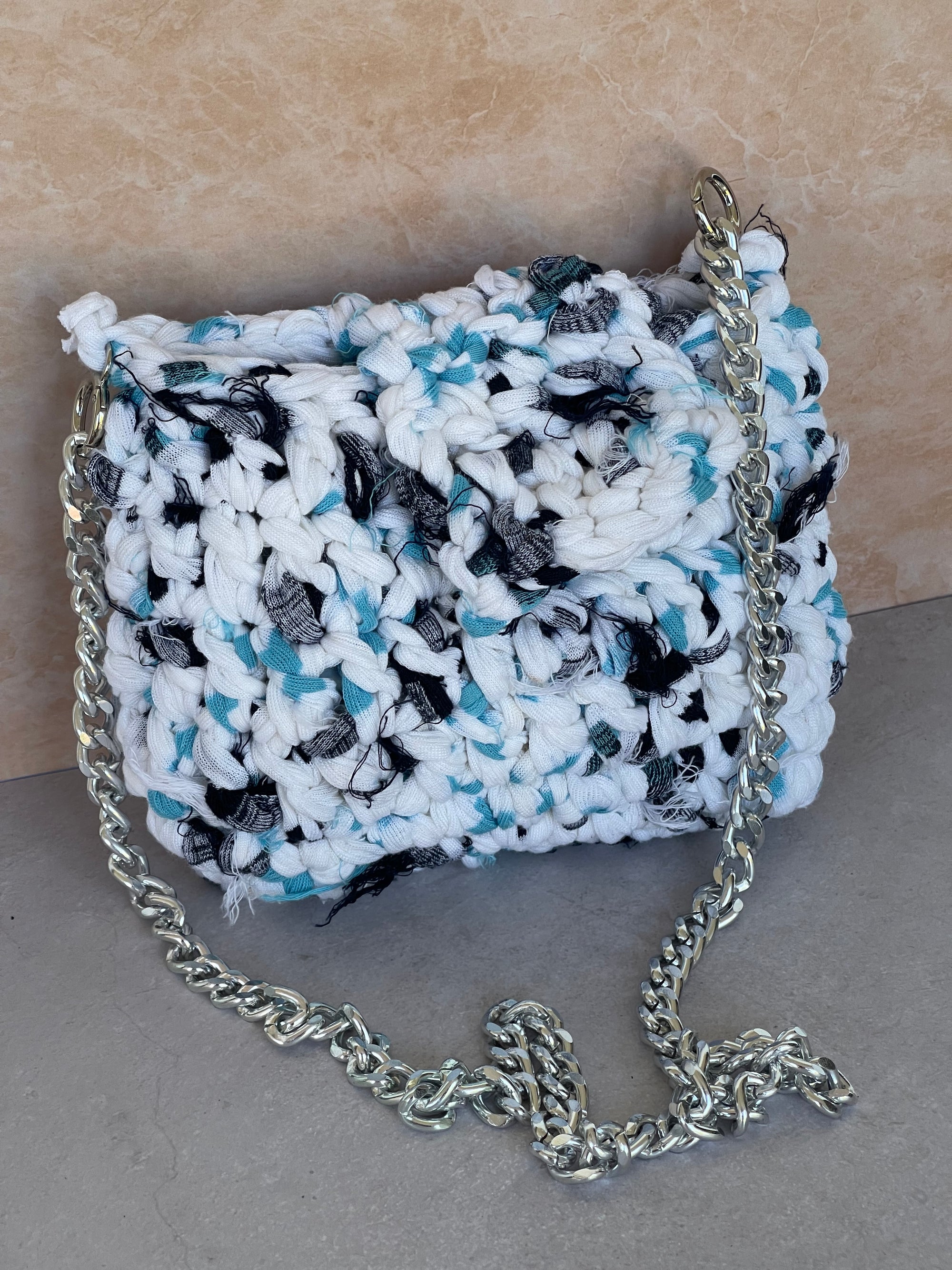 Borsa Onda Bianca Artigianale Unica in Fettuccia – Realizzata a Mano con Tracolla in Catena