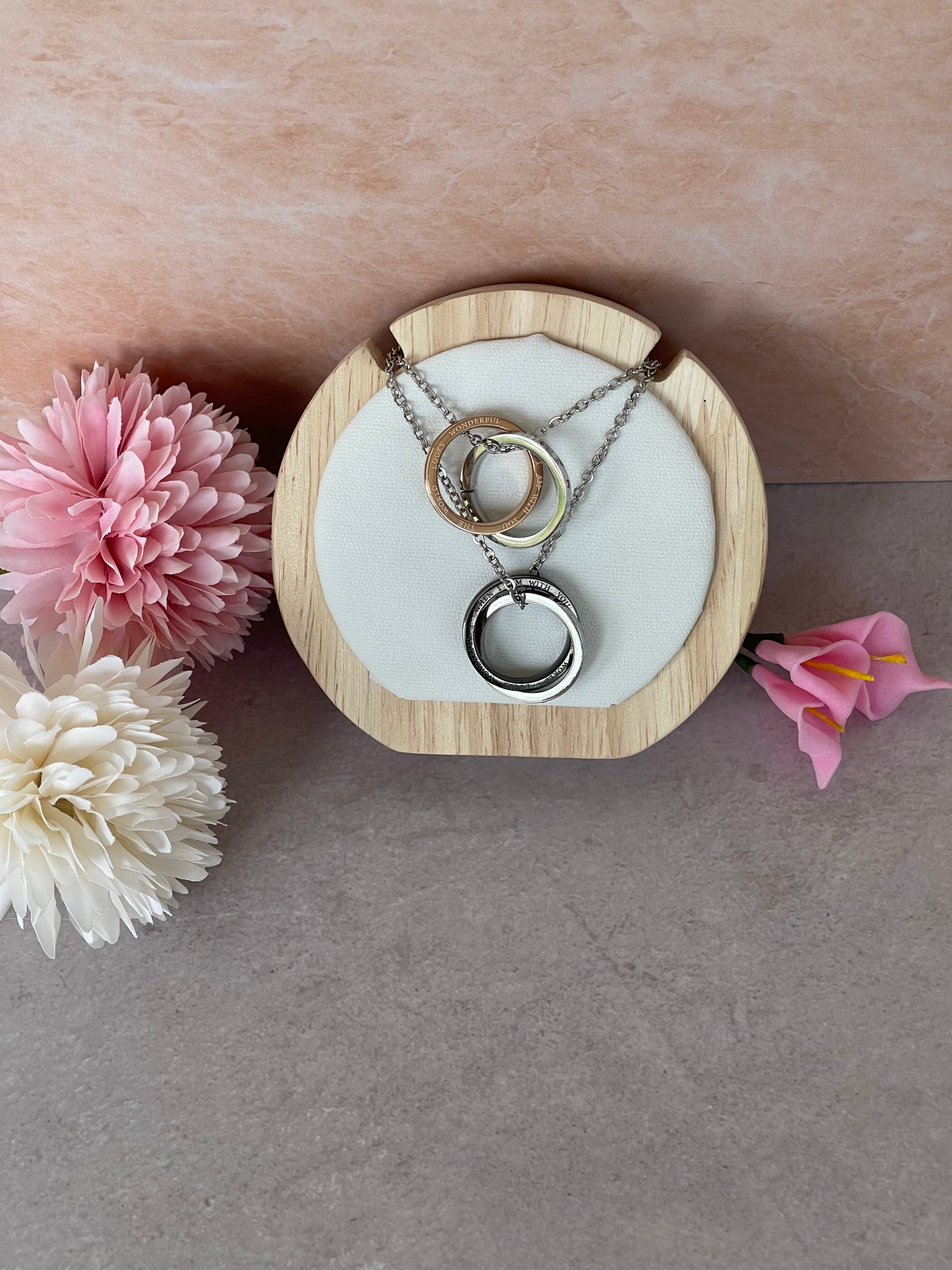 Collana Armonia Doppio Anello Intrecciato in Acciaio Inossidabile – Argento/Oro Rosa o Argento/Nero