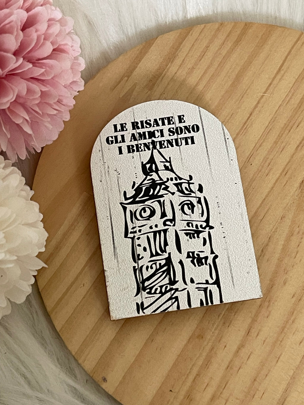 Calamita da Frigo in Legno con Frase "Amici e Risate" – Design Vintage Shabby Chic