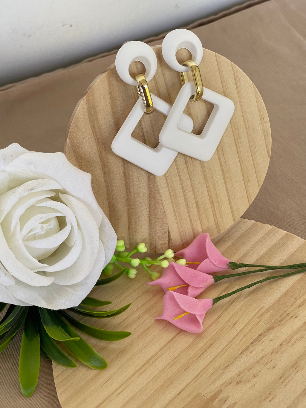 Orecchini Vetra Geometrici Bianchi con Dettaglio Dorato – Eleganza Moderna per Ogni Occasione