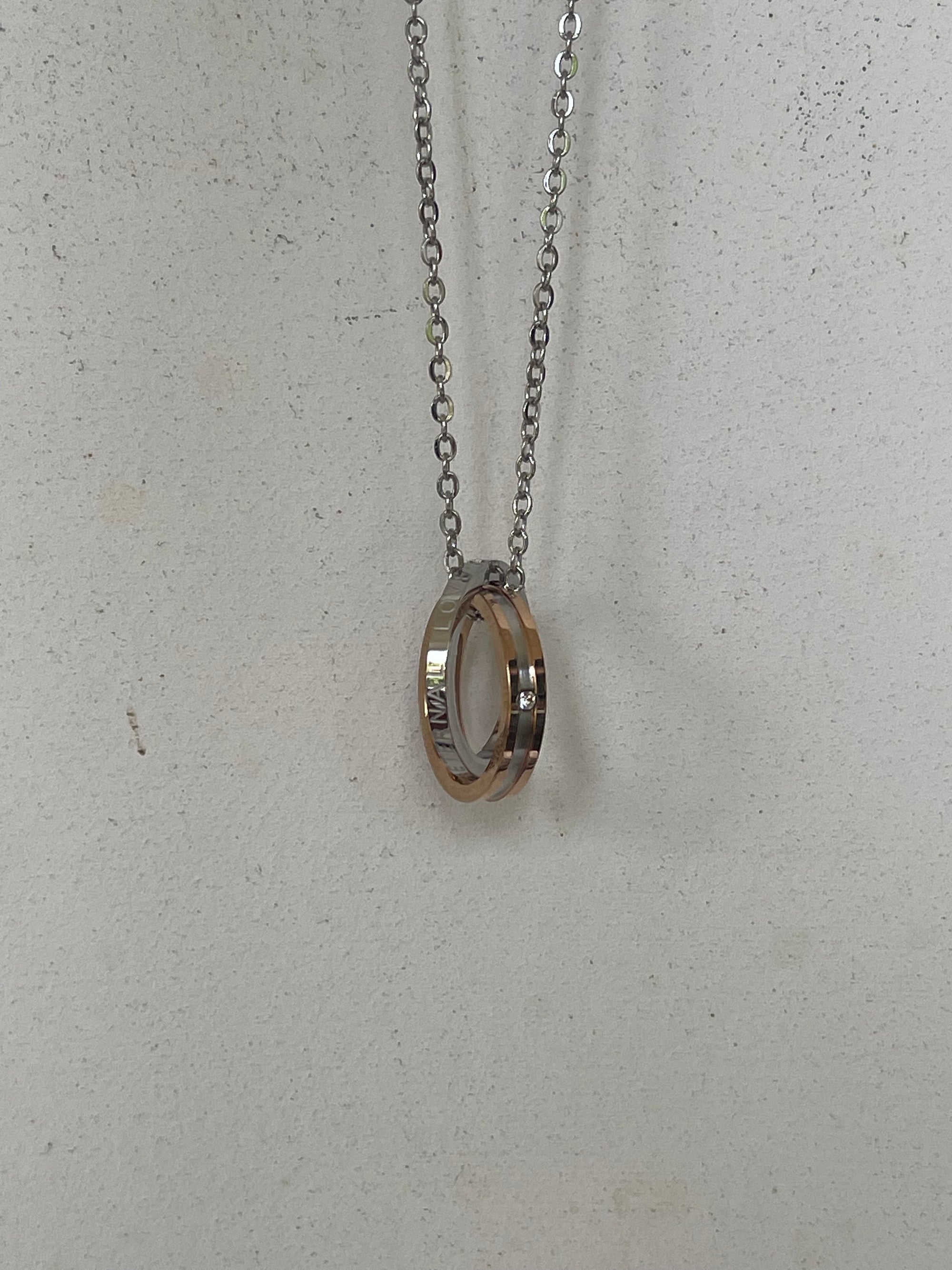 Collana Armonia Doppio Anello Intrecciato in Acciaio Inossidabile – Argento/Oro Rosa o Argento/Nero