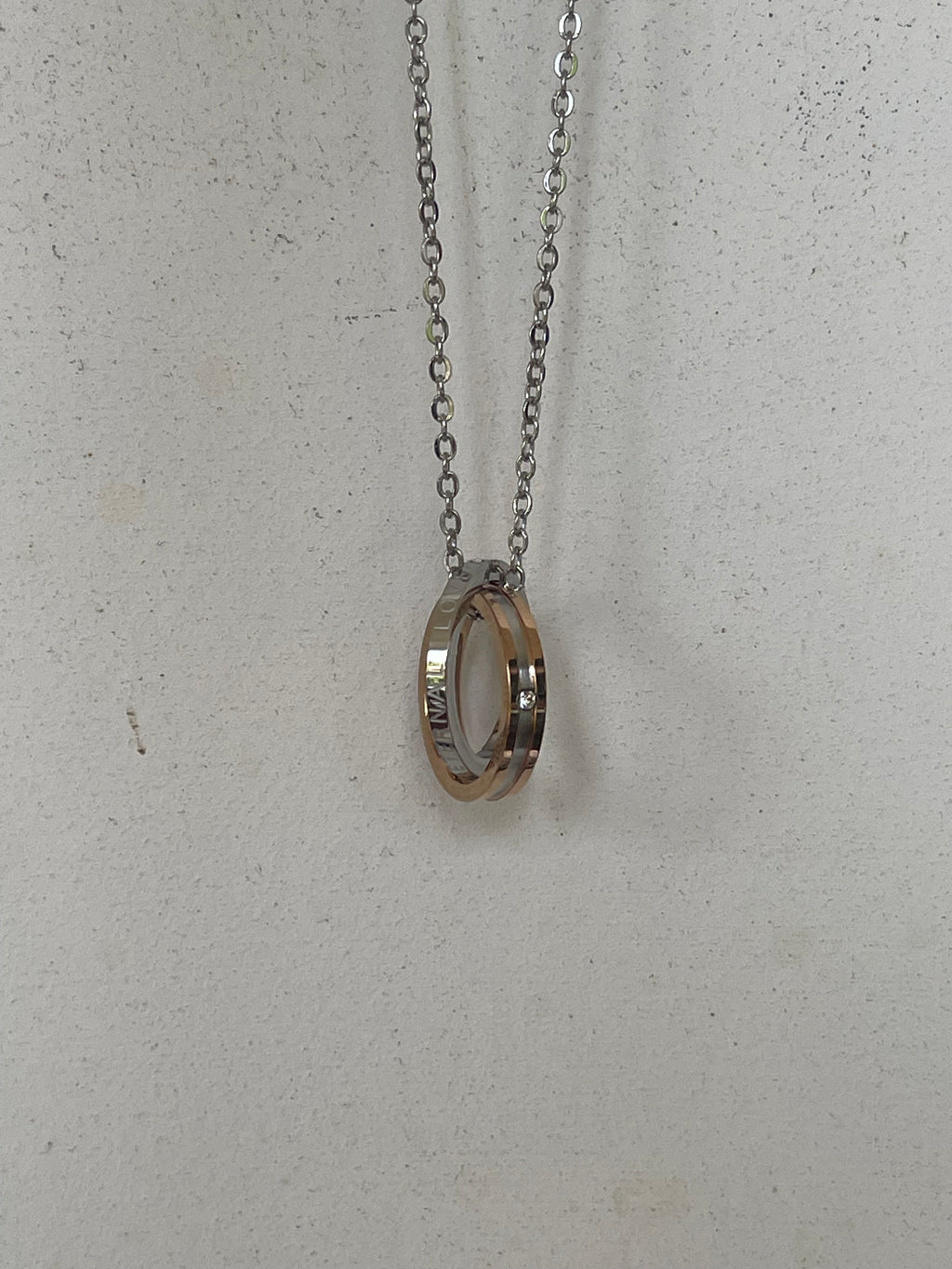 Collana Armonia Doppio Anello Intrecciato in Acciaio Inossidabile – Argento/Oro Rosa o Argento/Nero