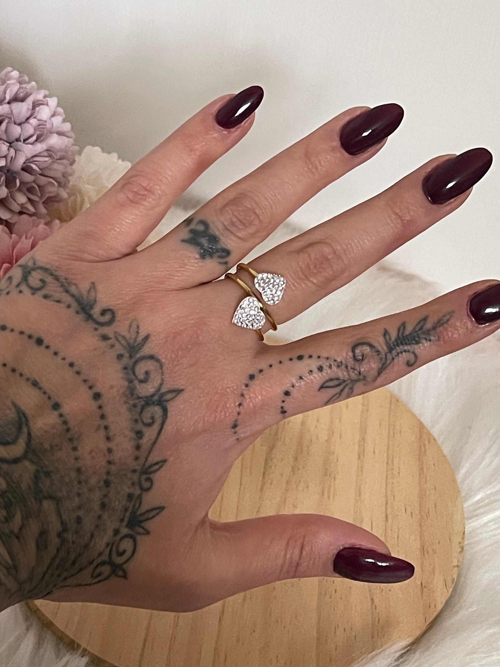 Anello Amabel a Fascia Aperta in Acciaio Inossidabile con Doppio Cuore di Cristalli – Regolabile