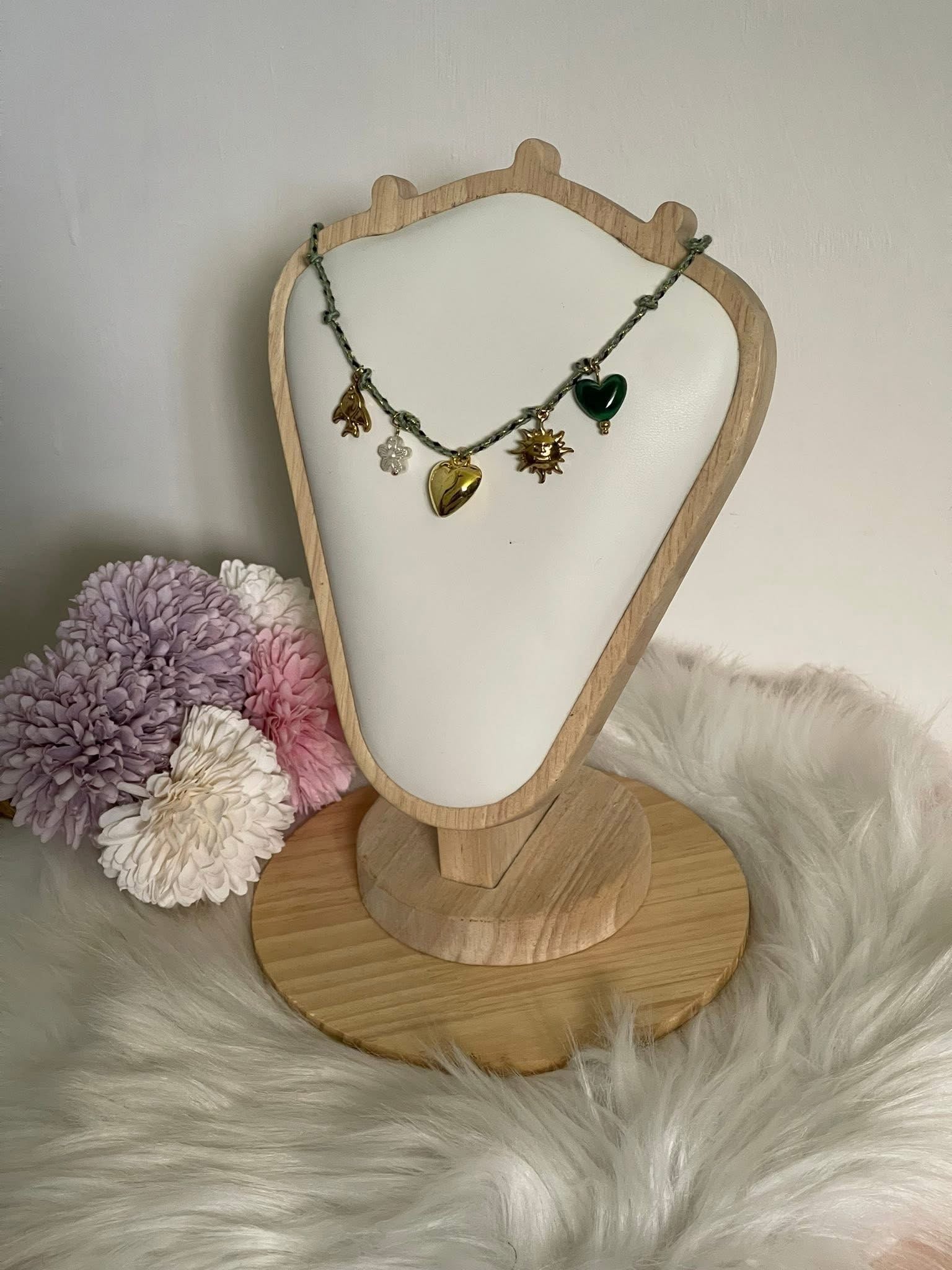 Collana Aura Summer Charm Estiva in Acciaio Inossidabile - Girocollo Cordino Intrecciato Verde con Ciondoli Sole, Cuore e Fiore