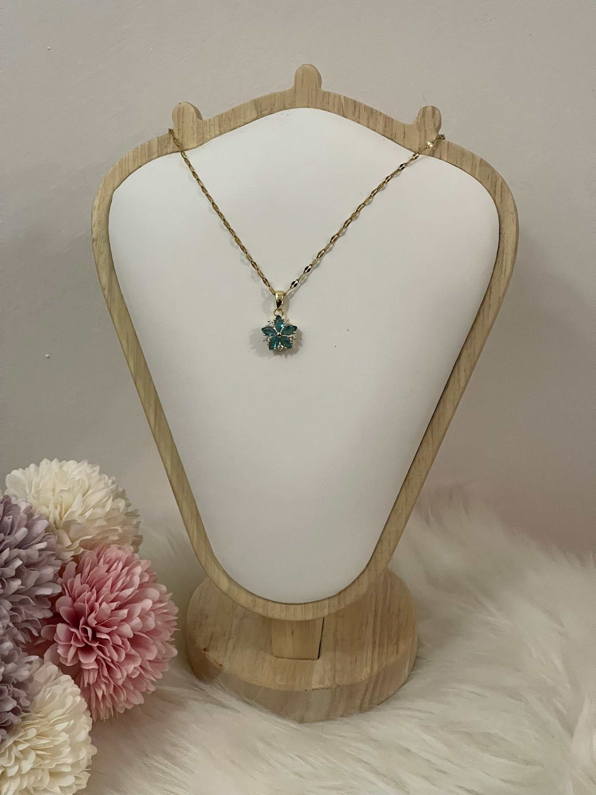 Collana Ninfea Donna in Acciaio Inossidabile Oro con Pendente Floreale – Gioiello Raffinato Anallergico