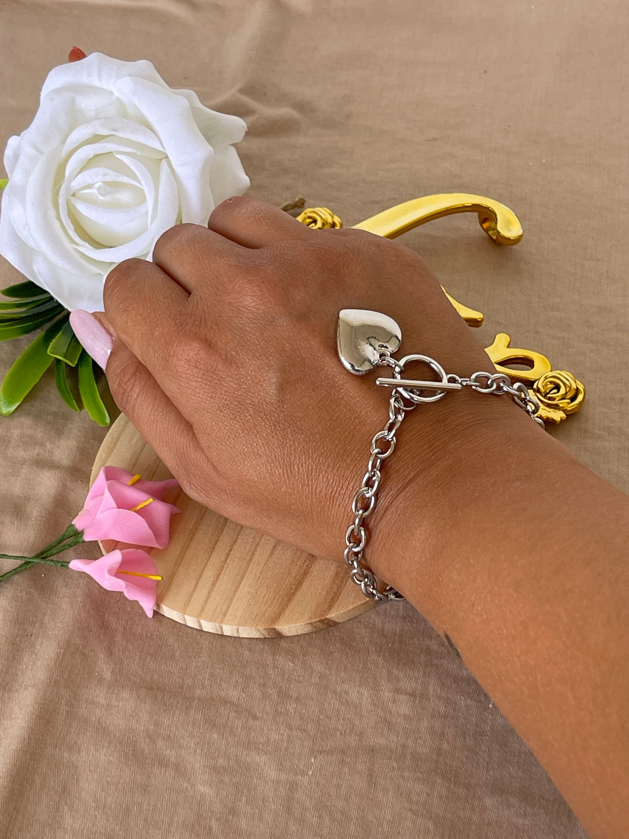 Bracciale Néa in Acciaio con Ciondolo Cuore – Eleganza e Stile per Ogni Occasione